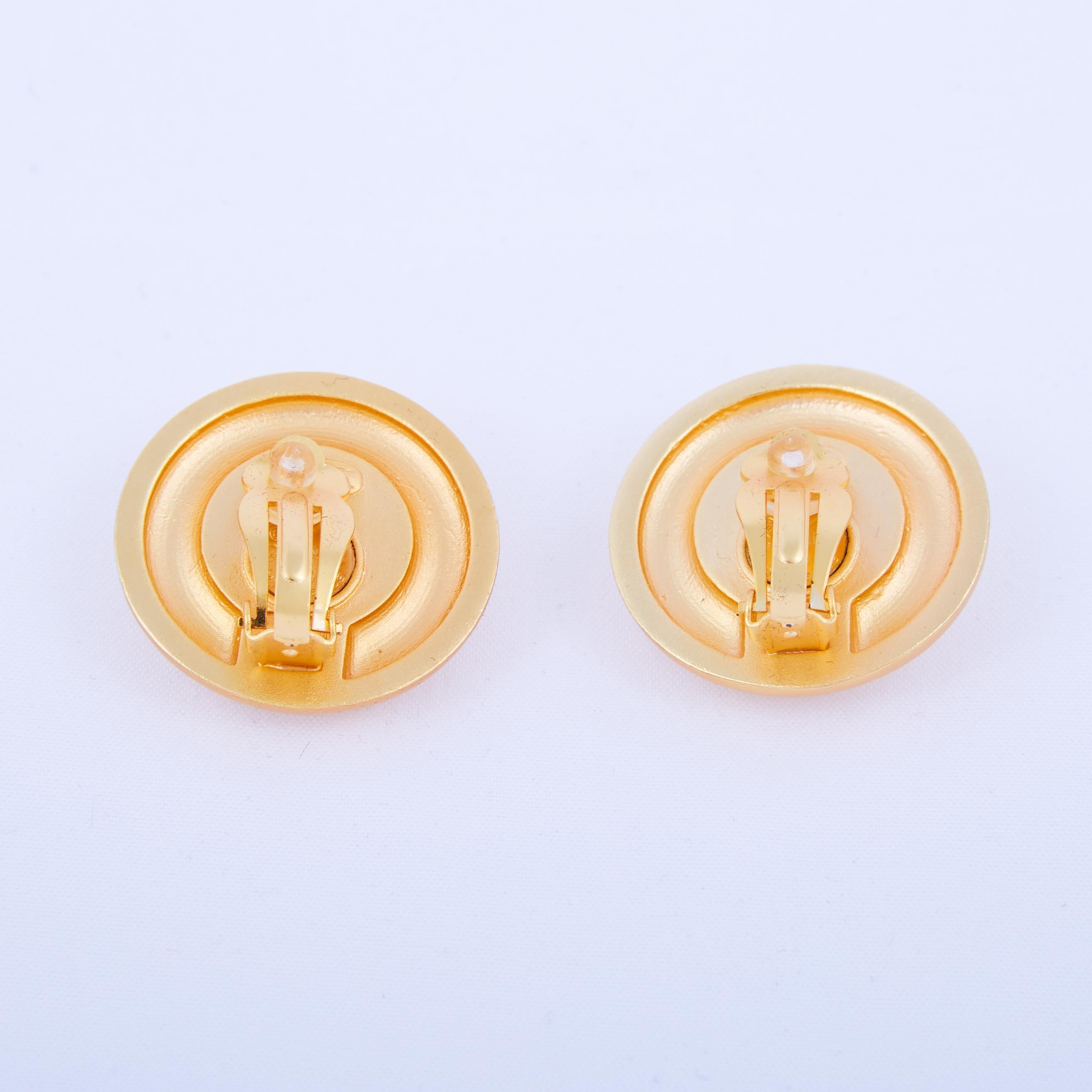 Chanel CC Große runde Kunstperlen-Ohrclips aus Gold für Damen oder Herren im Angebot
