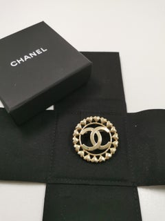 Chanel CC Large Round Brooch with Mini Heart Border 2023 SS