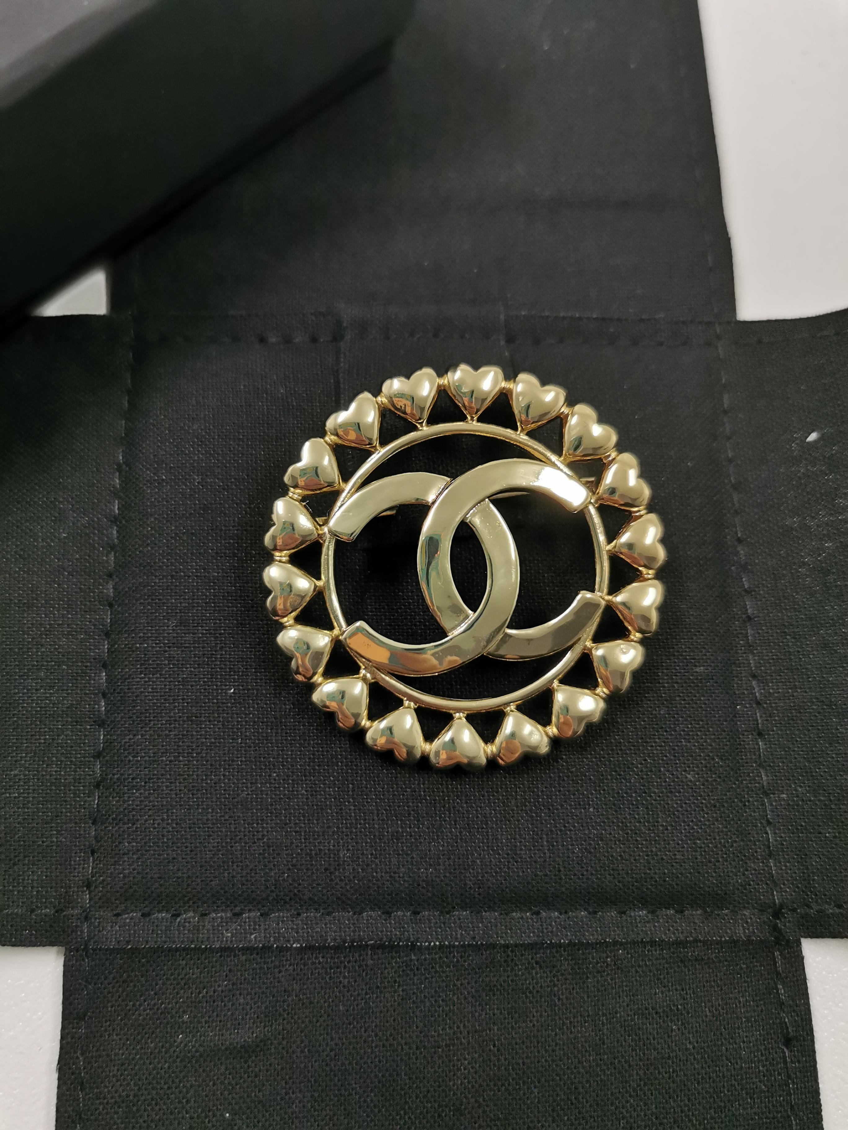 Chanel CC Große runde Brosche mit Mini-Herz-Rückseite 2023 SS (Zeitgenössisch)