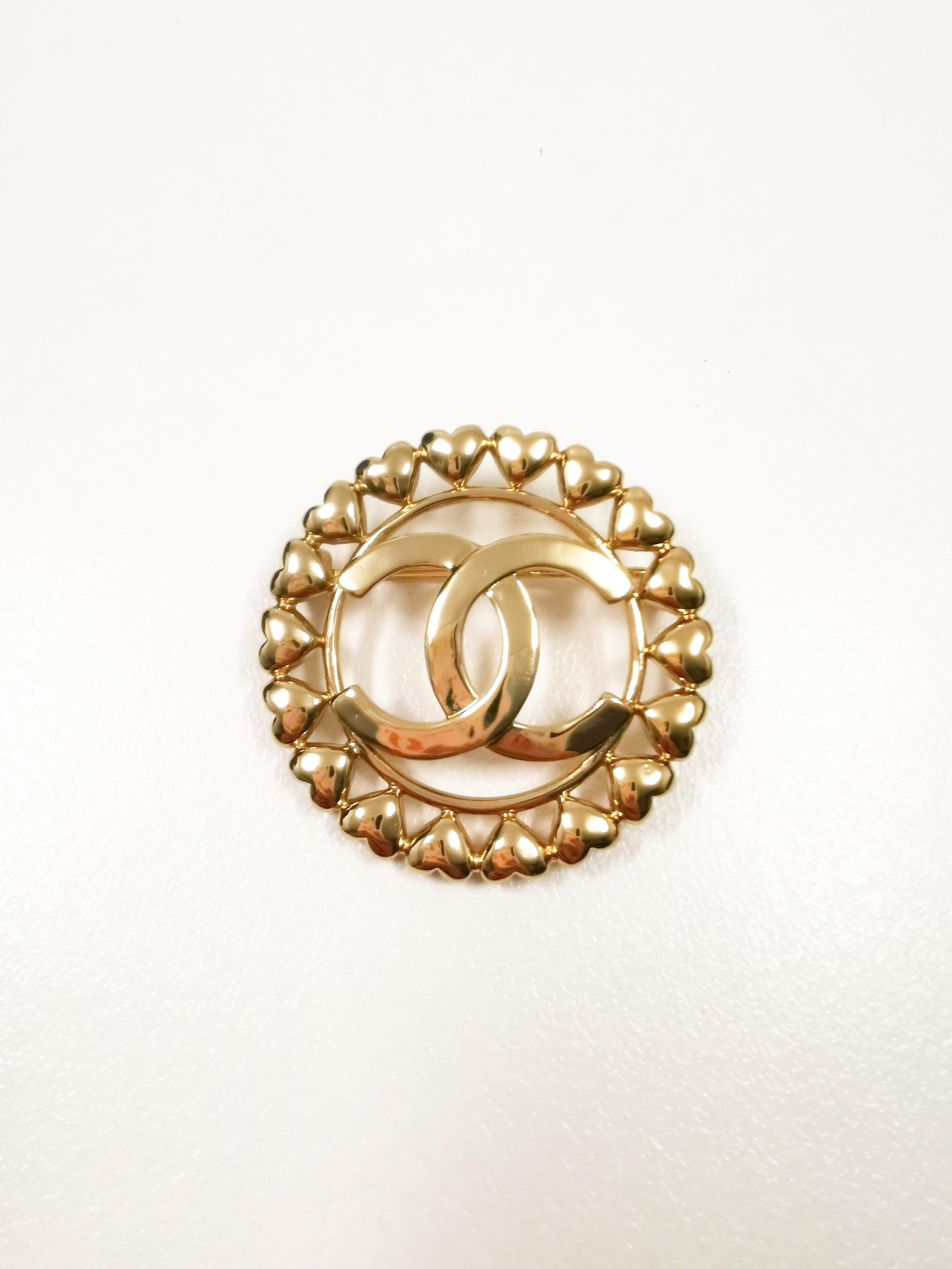 Chanel CC Large Round Brooch with Mini Heart Border 2023 SS In Excellent Condition In PUTNEY, NSW