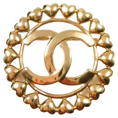 Chanel CC Große runde Brosche mit Mini-Herz-Rückseite 2023 SS