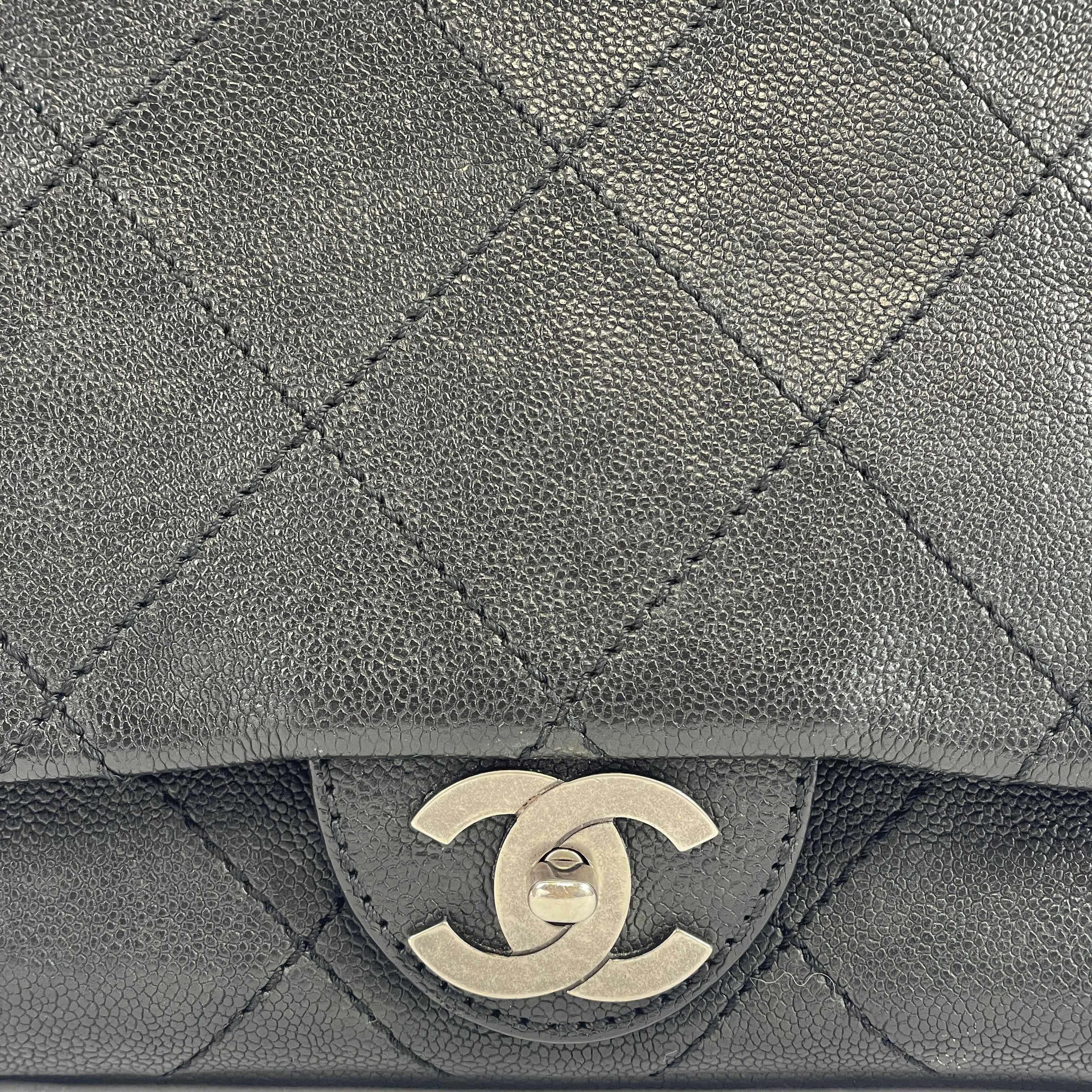 	CHANEL - CC Ligne Flap Large Bag Black / Silver Caviar Leather Shoulder Bag In Excellent Condition In Sanford, FL