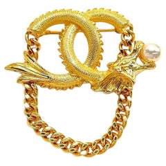 Chanel CC Edizione limitata Drago del Nuovo Anno Spilla placcata in oro con perle finte Chanel CC Edizione limitata Drago del Nuovo Anno Spilla placcata in oro con perle finte