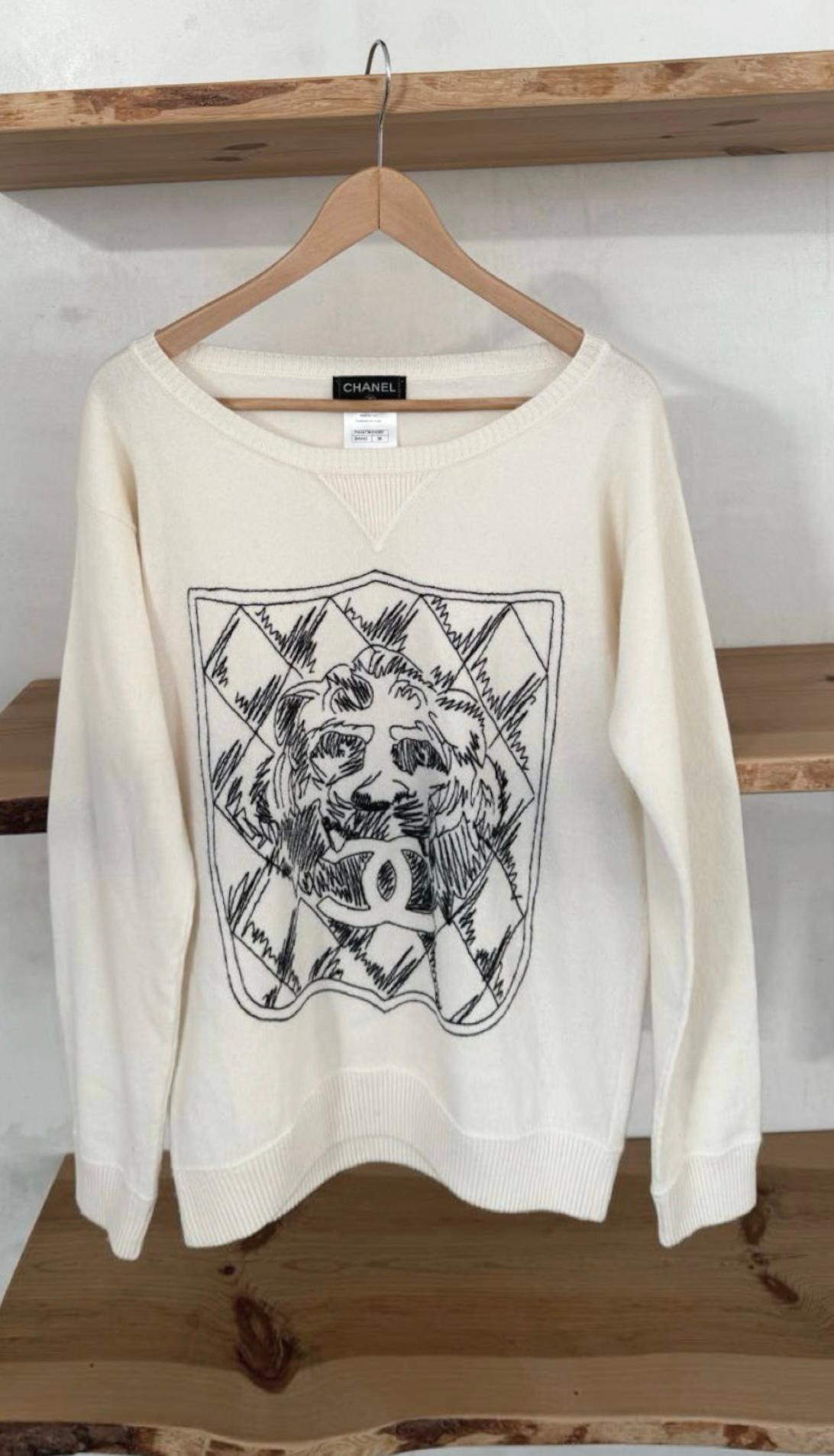 Fabulous Chanel ecru cashmere jumper with CC Logo Lion Head at front.
Size mark 38 FR. Pristine condition.