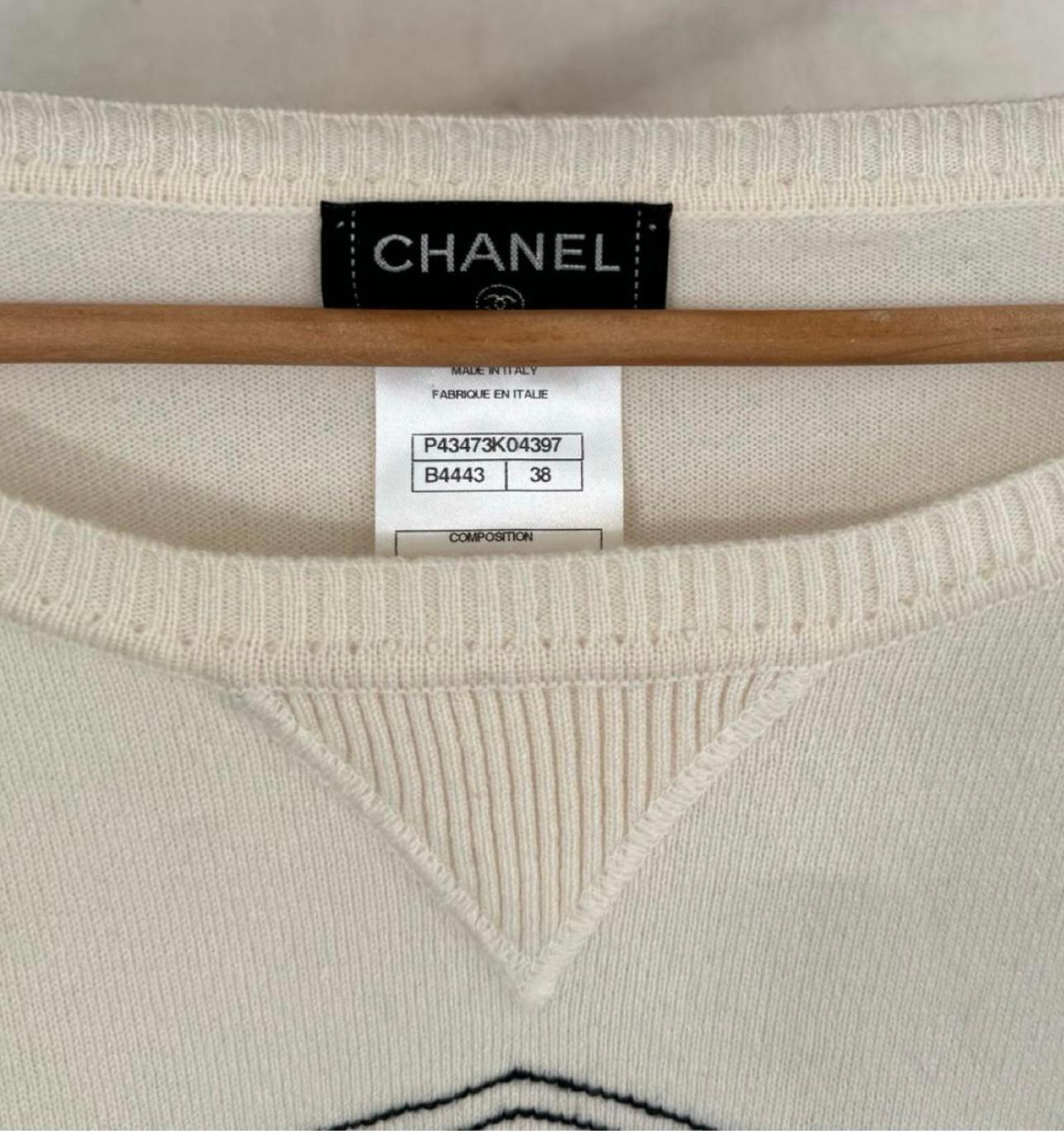 Chanel CC Lionhead Logo Cashmere Jumper In Excellent Condition In Dubai, AE
