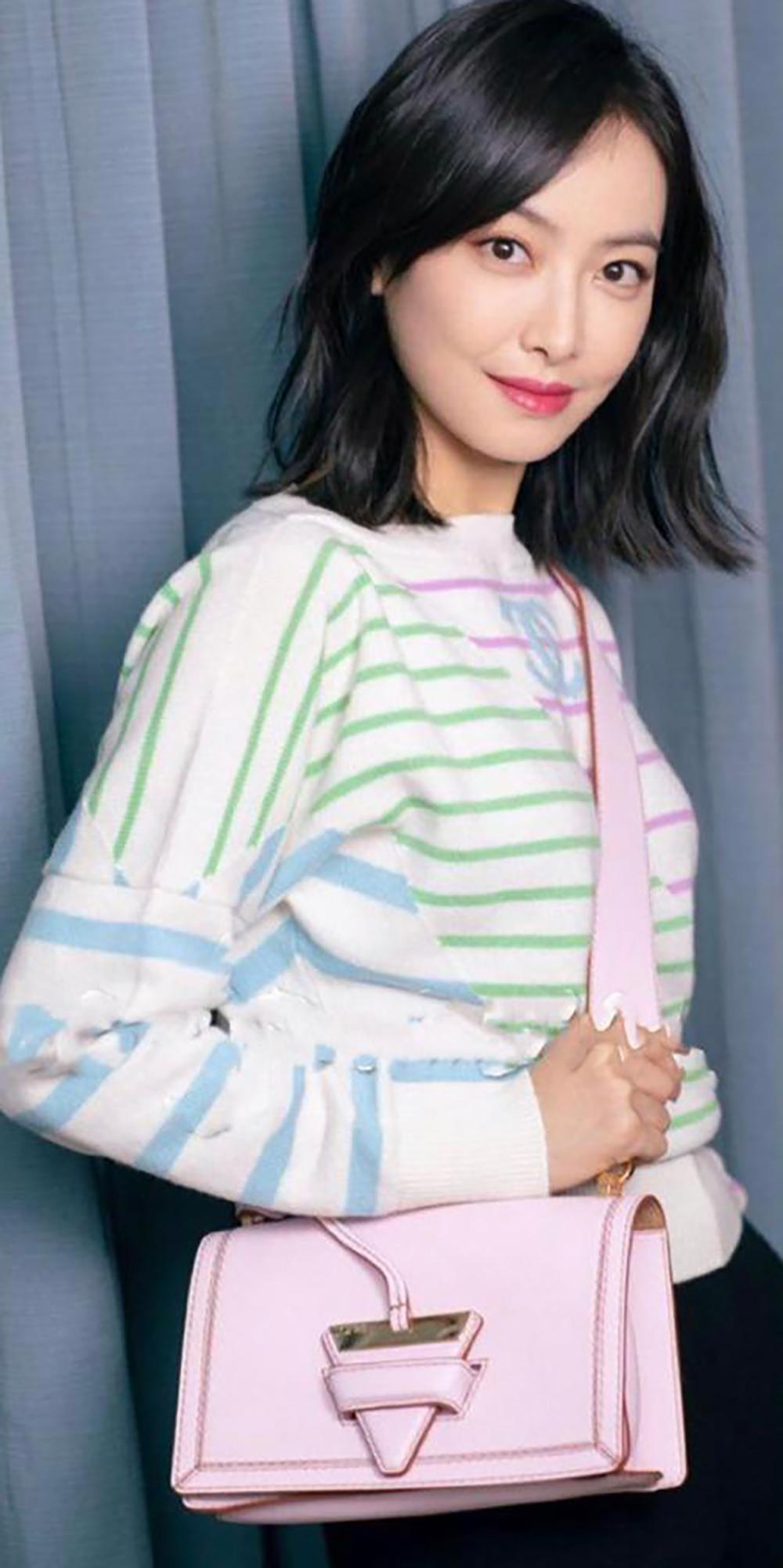 Chanel - Pull de défilé Coco Express 2020 avec logo CC Neuf à Dubai, AE
