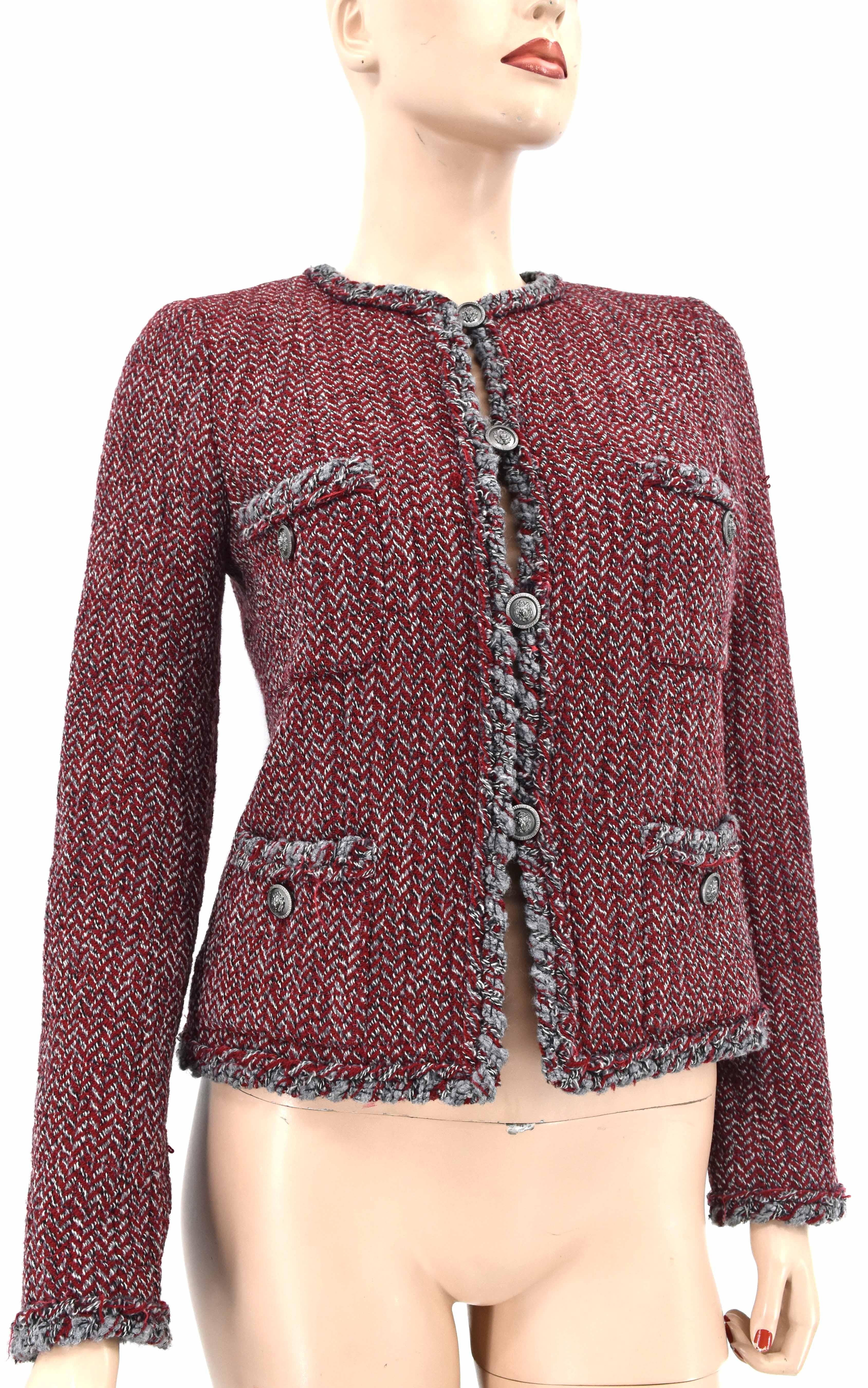Chaqueta de tweed con logo Chanel Cc y ribete trenzado blazer. Está adornado con 4 bolsillos delanteros y botones con el logotipo CC entrelazado de Chanel. Tiene una cadena ponderada Chanel en el dobladillo. Esta chaqueta es nueva con etiqueta.