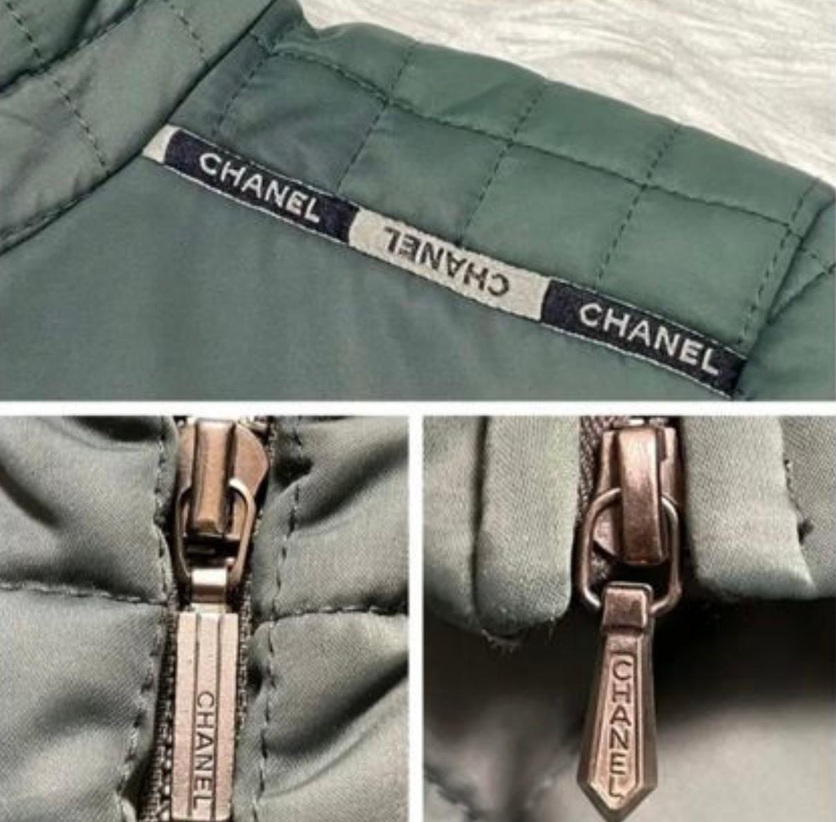 Rare Chanel emerald green quilted jacket with 'Chanel' logo ribbon at shoulders.
- front fastening with logo zipper
Size mark 34 FR. Condition is pristine.