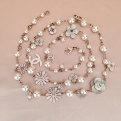 Chanel CC Logo Perlen- und Emaille-Blumenhalskette aus vergoldetem Gold