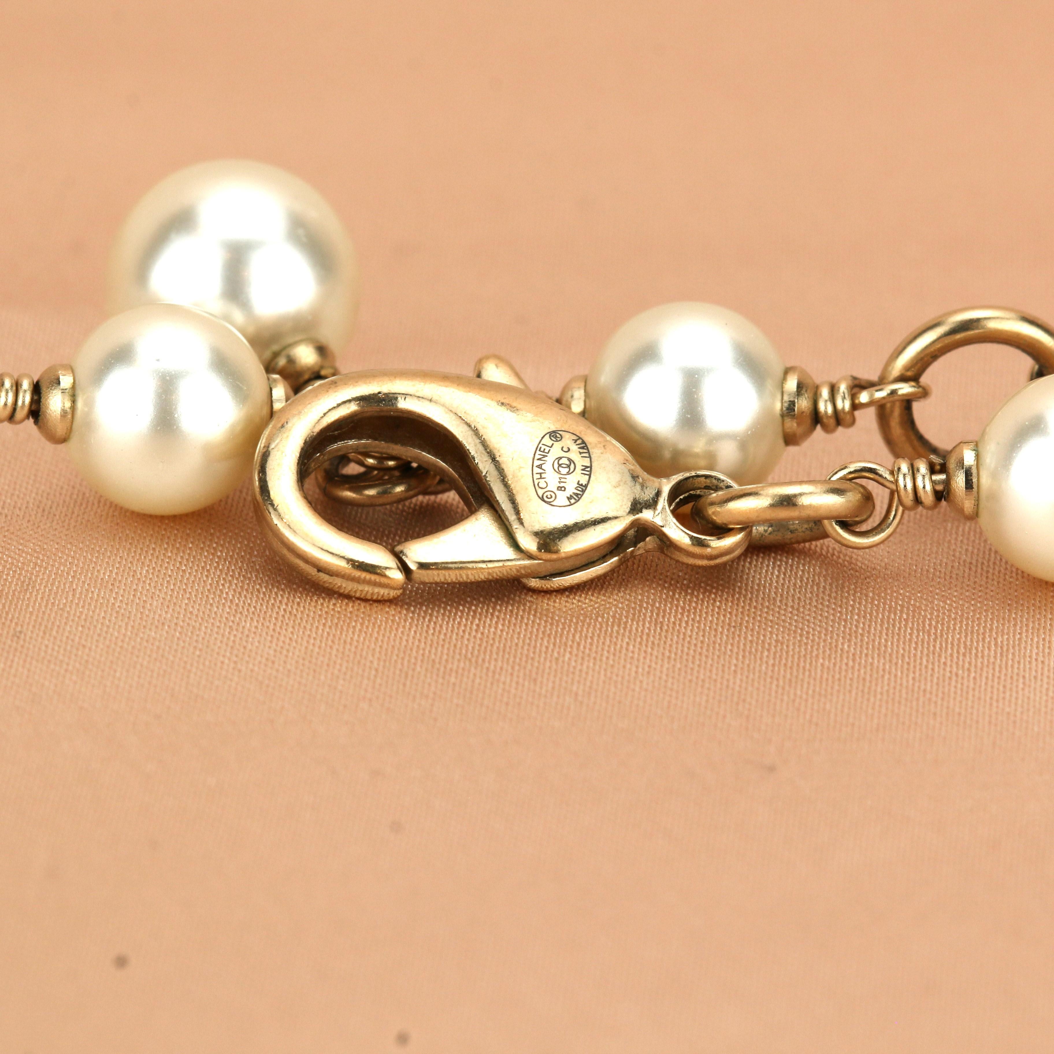 Women's or Men's Chanel CC Logo Pearl & Enamel Flower Long Pearl Necklace in Gilt Gold