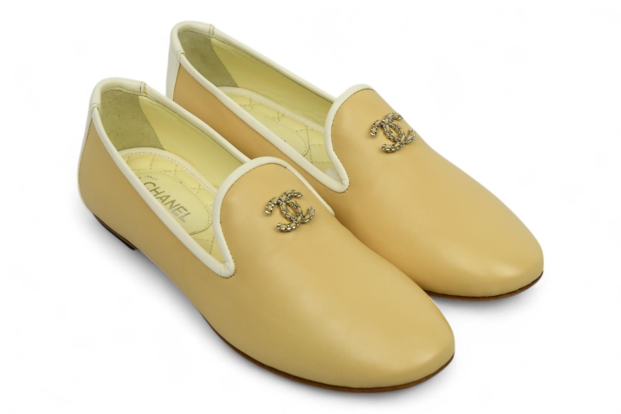 Chanel Beige-weiße Loafers aus Leder mit CC-Emblem aus gedrehtem Seil

Raffiniert und doch mühelos schick: Diese Chanel Loafers aus Leder strahlen zeitlose Pariser Eleganz aus. Sie sind aus geschmeidigem beigem Leder mit kontrastierendem weißem