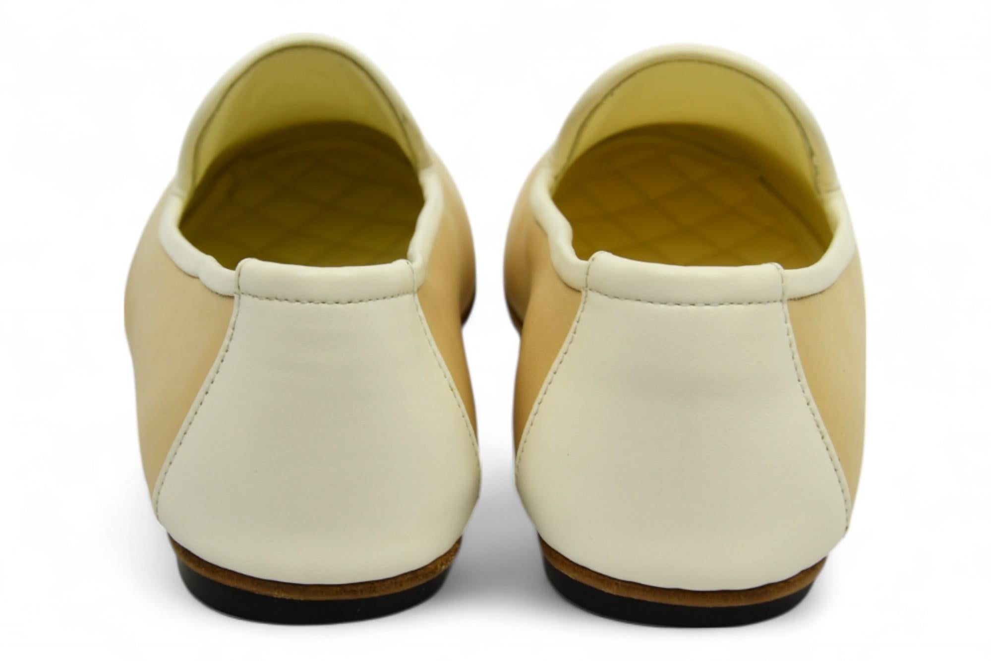 Chanel CC Logo Beige und Weiß Leder Loafers  US 6.5 im Zustand „Hervorragend“ im Angebot in West Hartford, CT