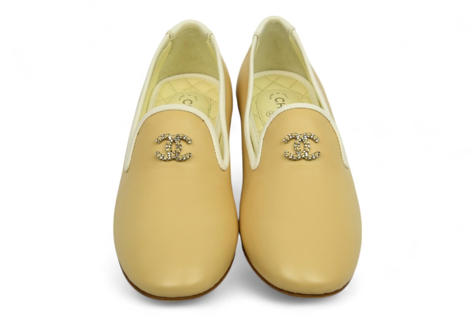 Chanel CC Logo Beige und Weiß Leder Loafers  US 6.5 Damen im Angebot