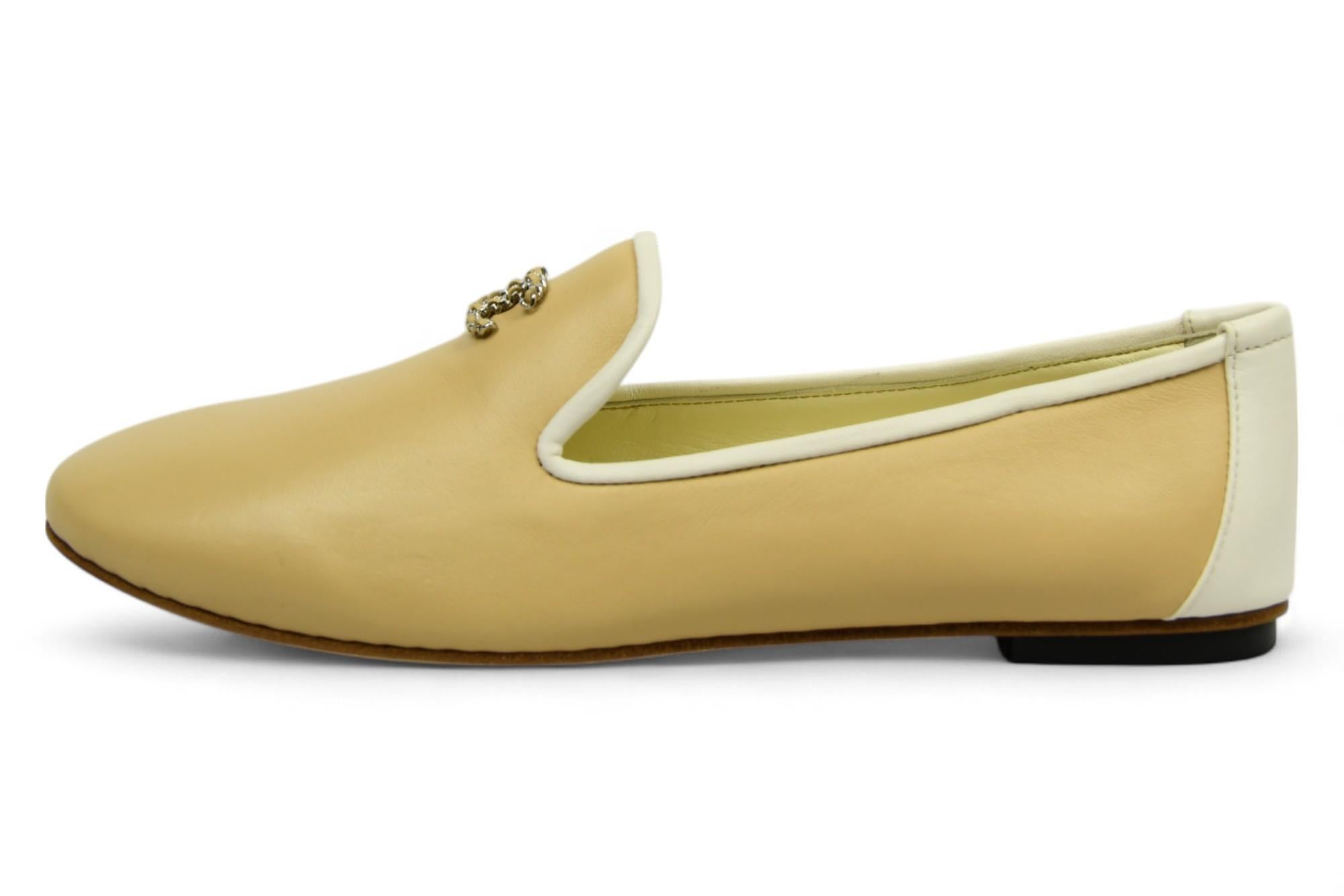 Chanel CC Logo Beige und Weiß Leder Loafers  US 6.5 im Angebot 1