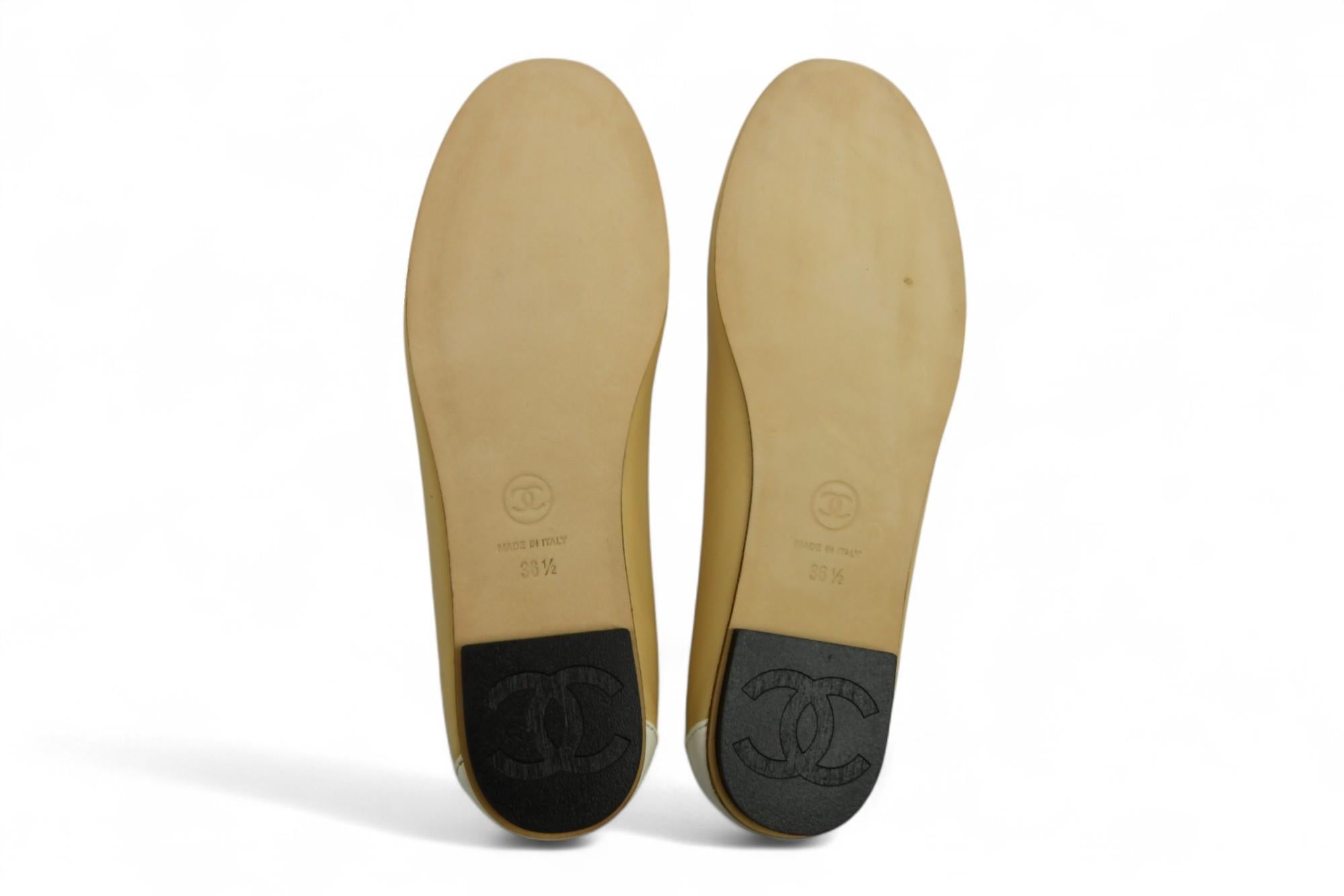 Chanel CC Logo Beige und Weiß Leder Loafers  US 6.5 im Angebot 2