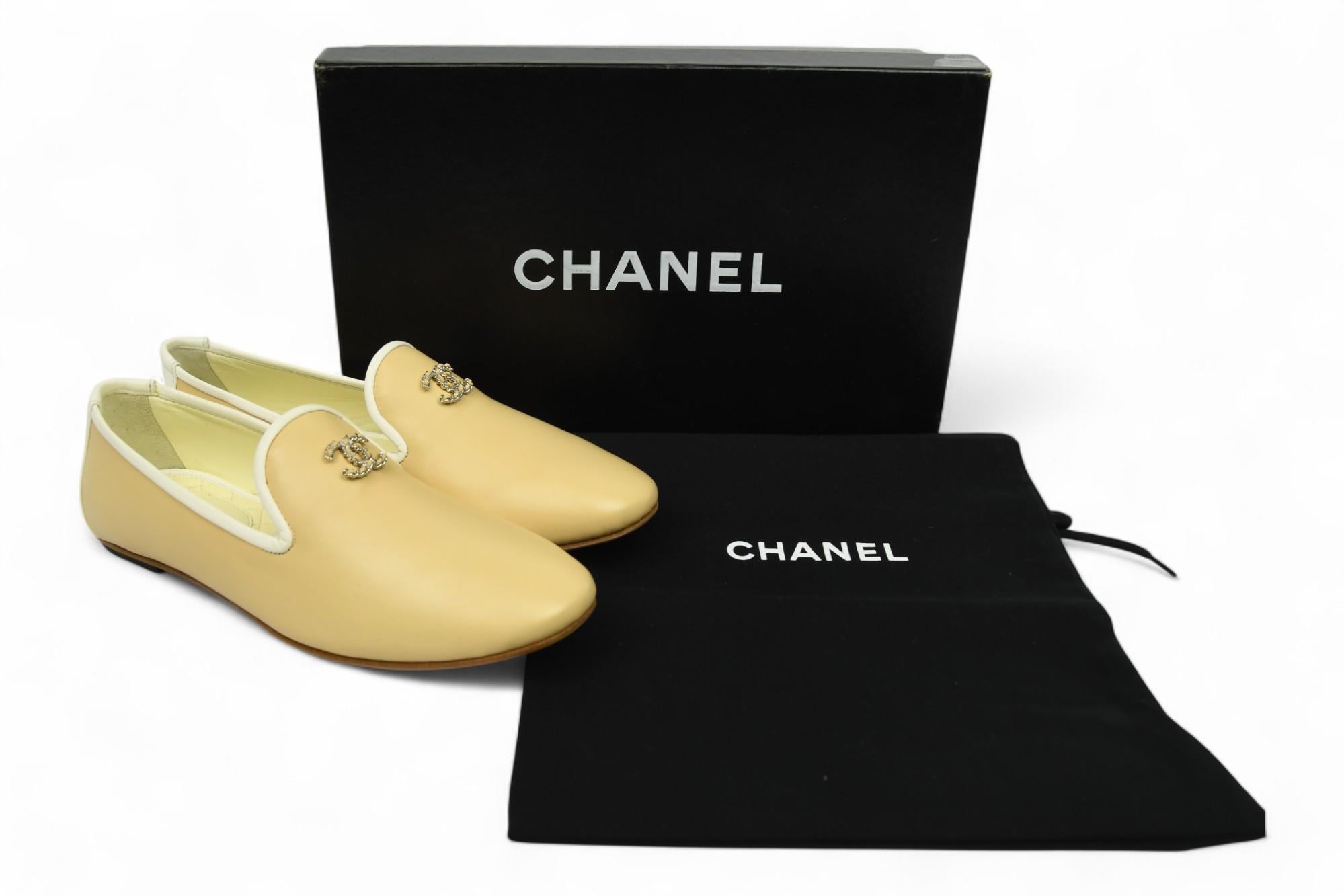 Chanel CC Logo Beige und Weiß Leder Loafers  US 6.5 im Angebot 3