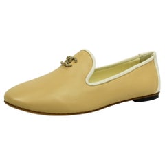 Mocassini Chanel con logo CC in pelle beige e bianca  US 6.5