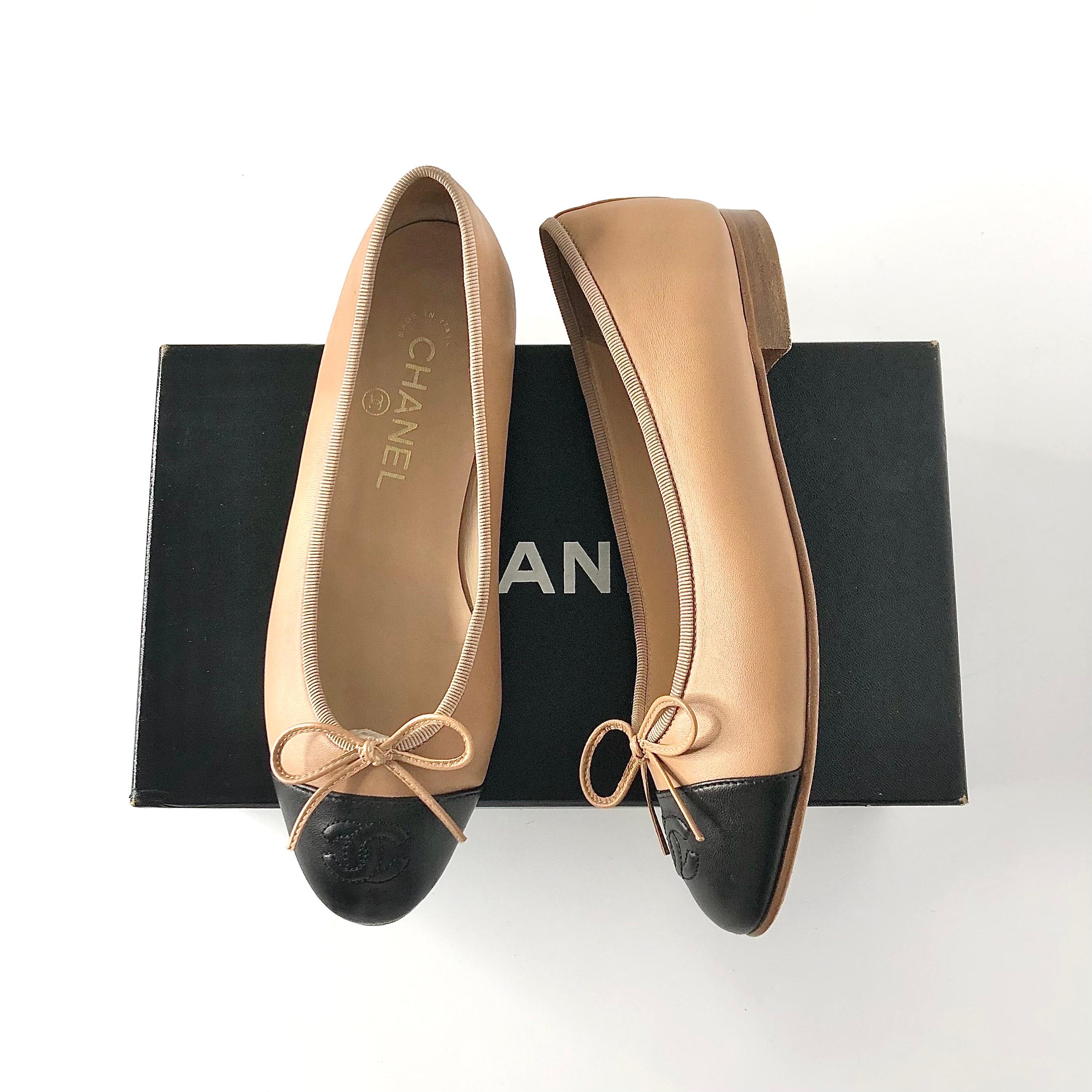 Ballerine Chanel CC Logo Beige Nero Dettaglio Fiocco
Serie G02819
In scatola originale, con dustbag
Colore Beige / Nero
Taglia 36.5EU
Tomaia in pelle
Dettaglio ricamato CC a incastro 
Design/One con punta a cappuccio
Dettaglio fiocco in pelle 
Punta