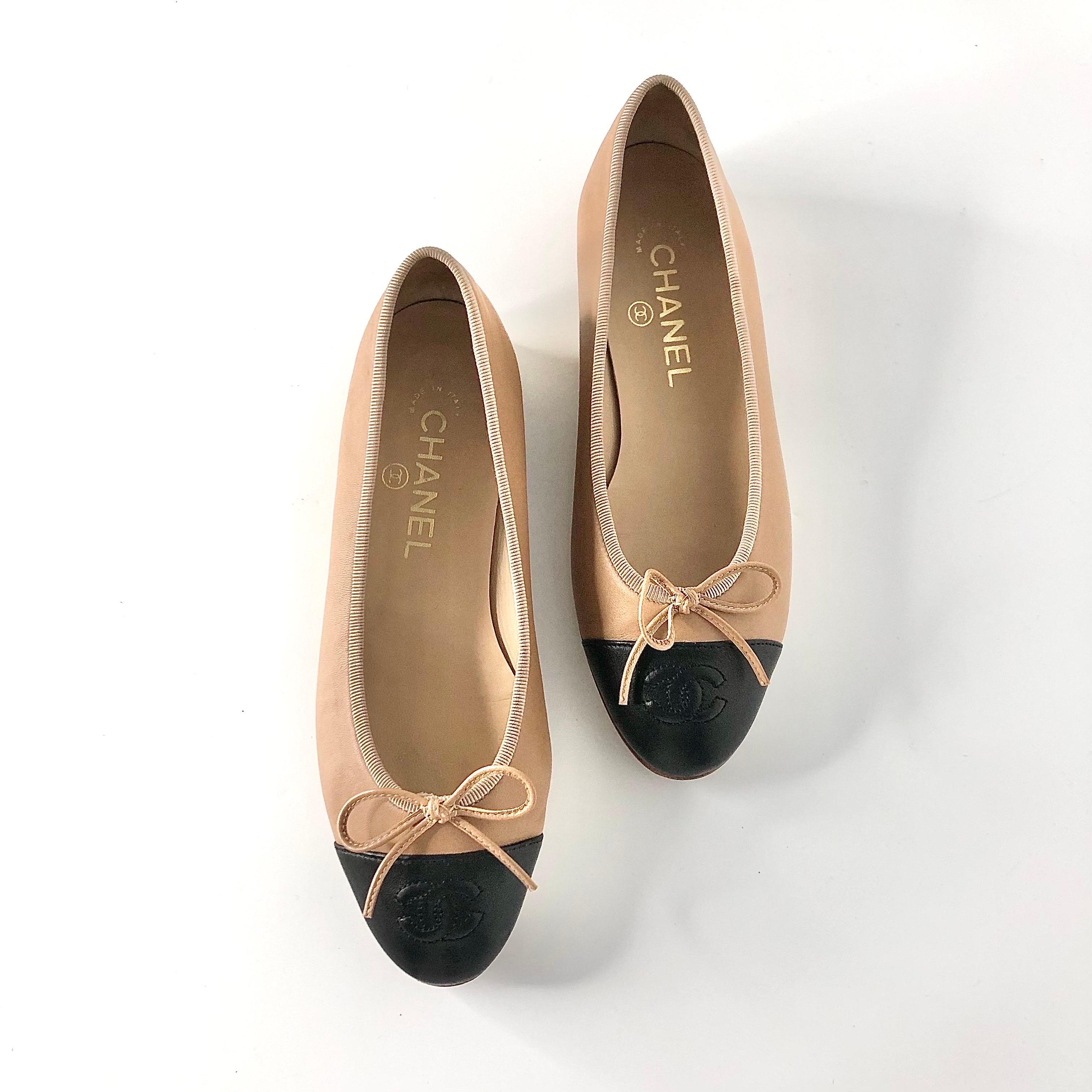 Marrone Chanel CC Logo Beige Black Leather Bow Embellished Ballet Flats 36.5