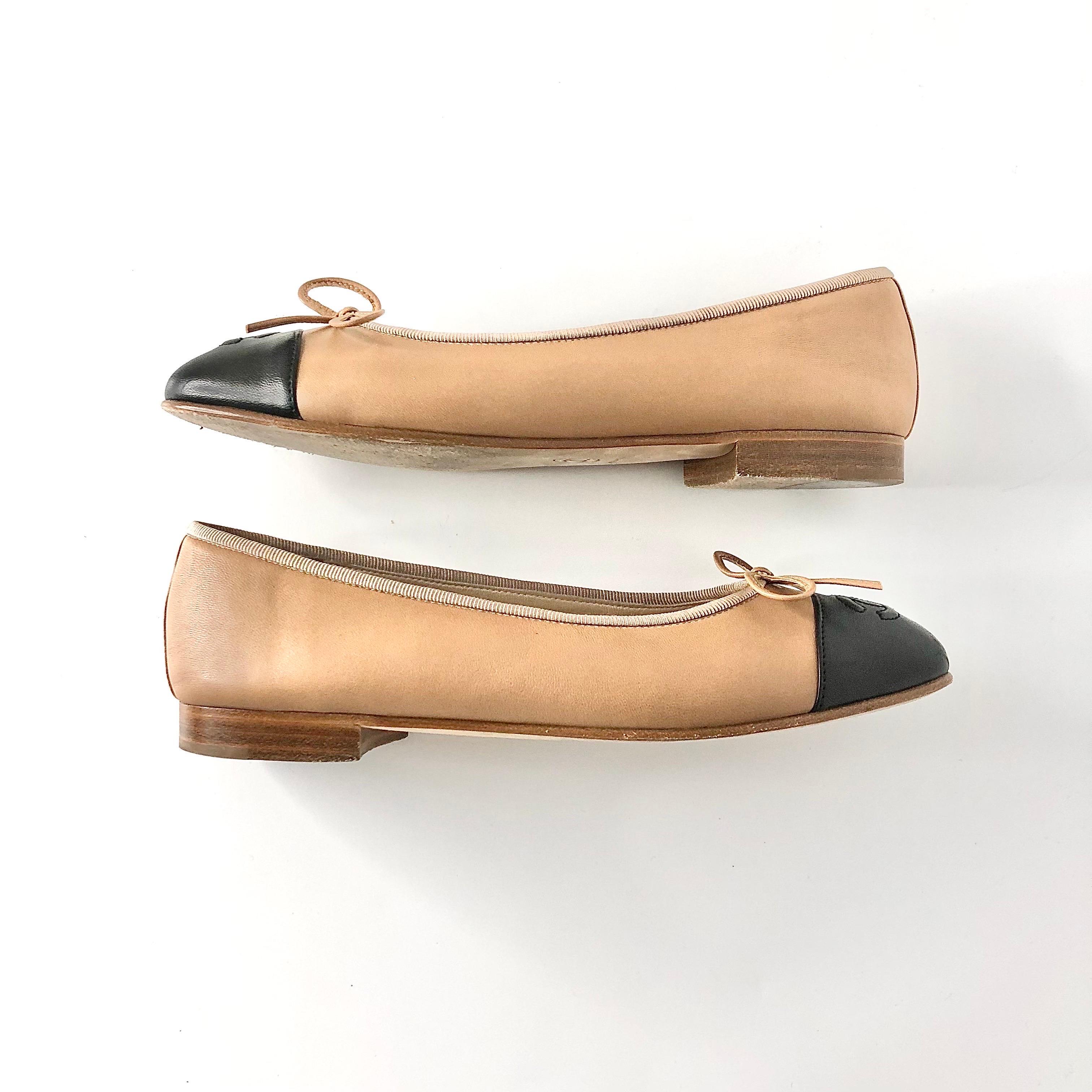 Chanel CC Logo Beige Black Leather Bow Embellished Ballet Flats 36.5 In condizioni ottime a Mechanicsville, VA