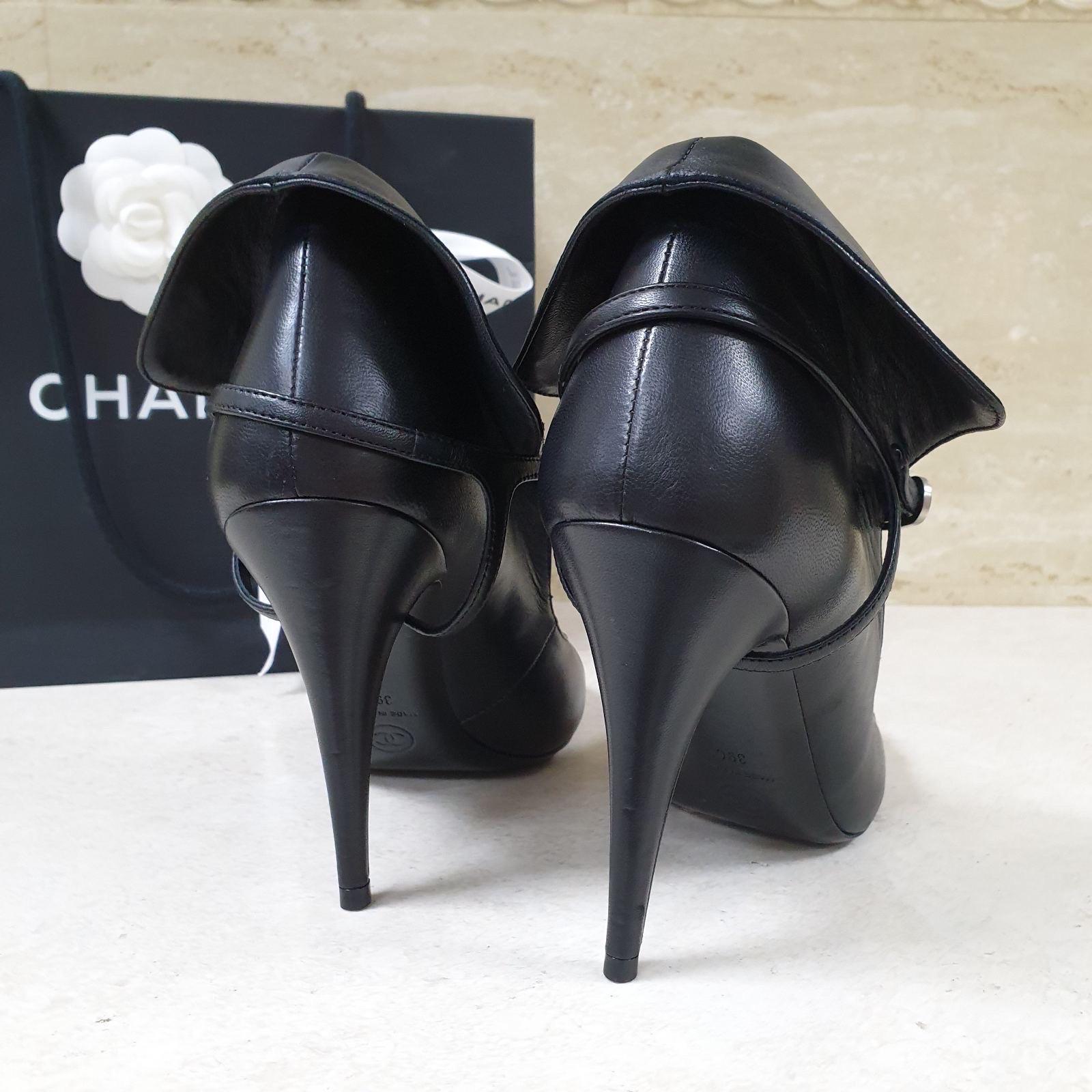 Chanel - Sandales en cuir noir avec logo CC en vente 6