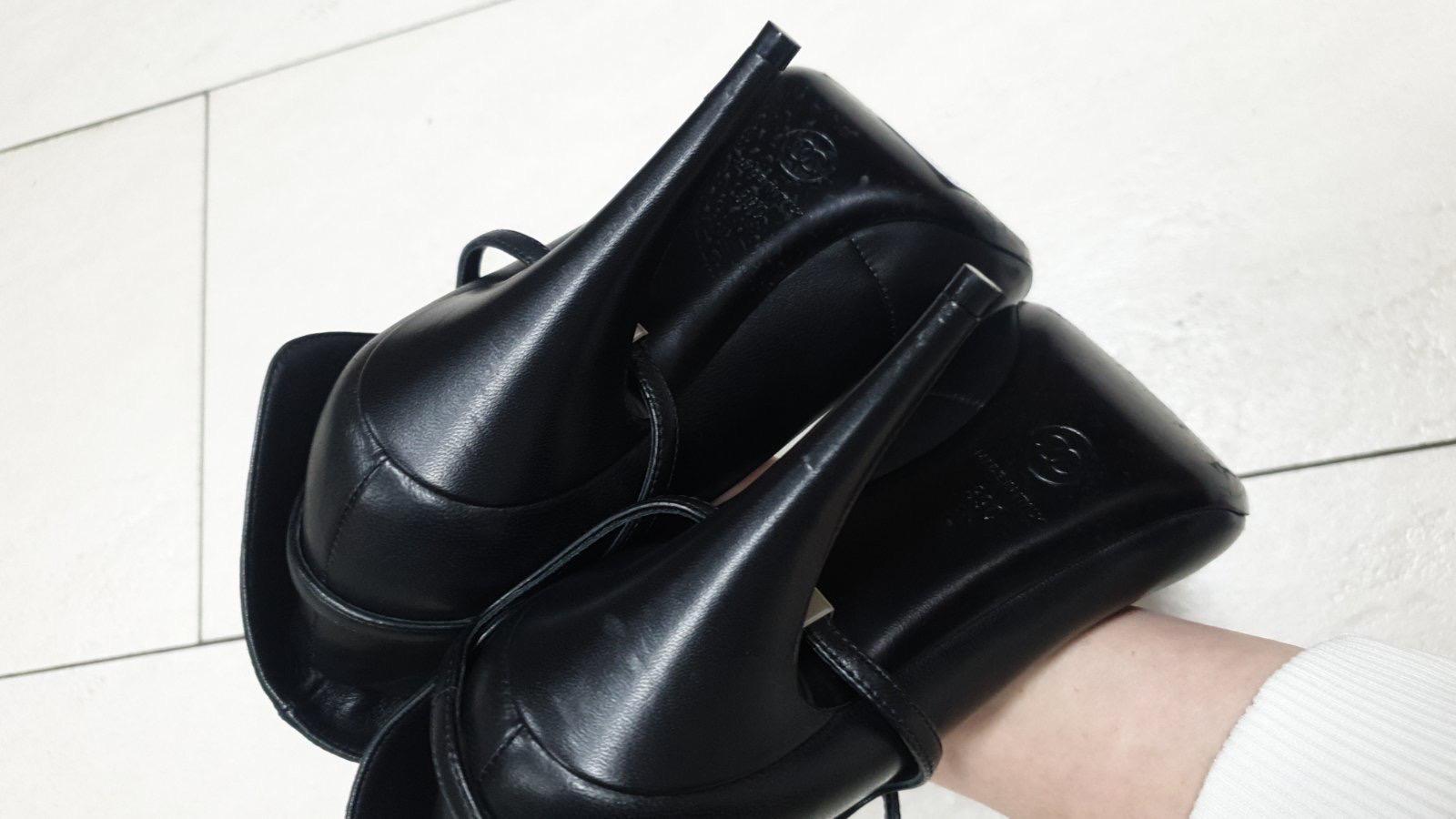 Chanel - Sandales en cuir noir avec logo CC Pour femmes en vente