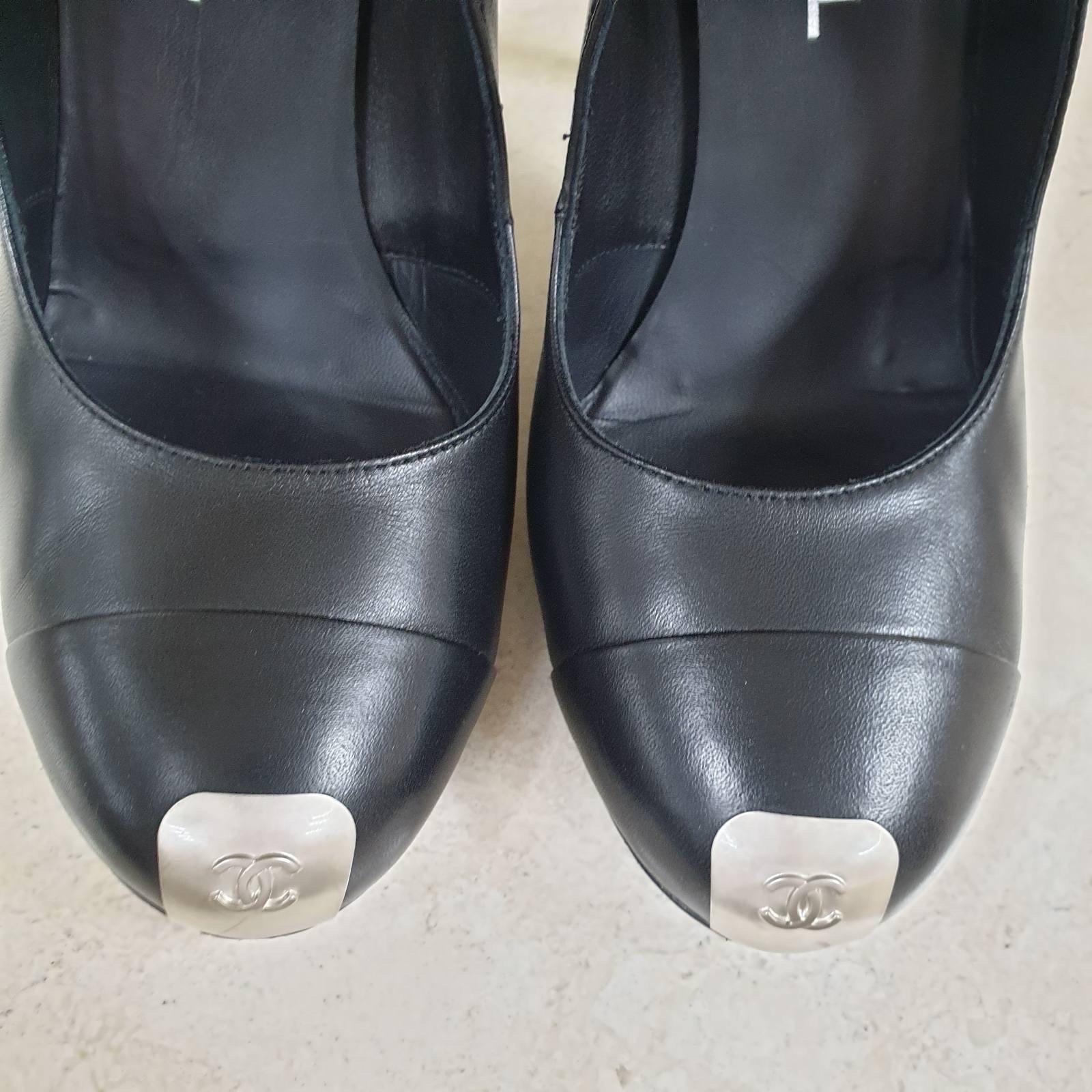 Chanel - Sandales en cuir noir avec logo CC en vente 1