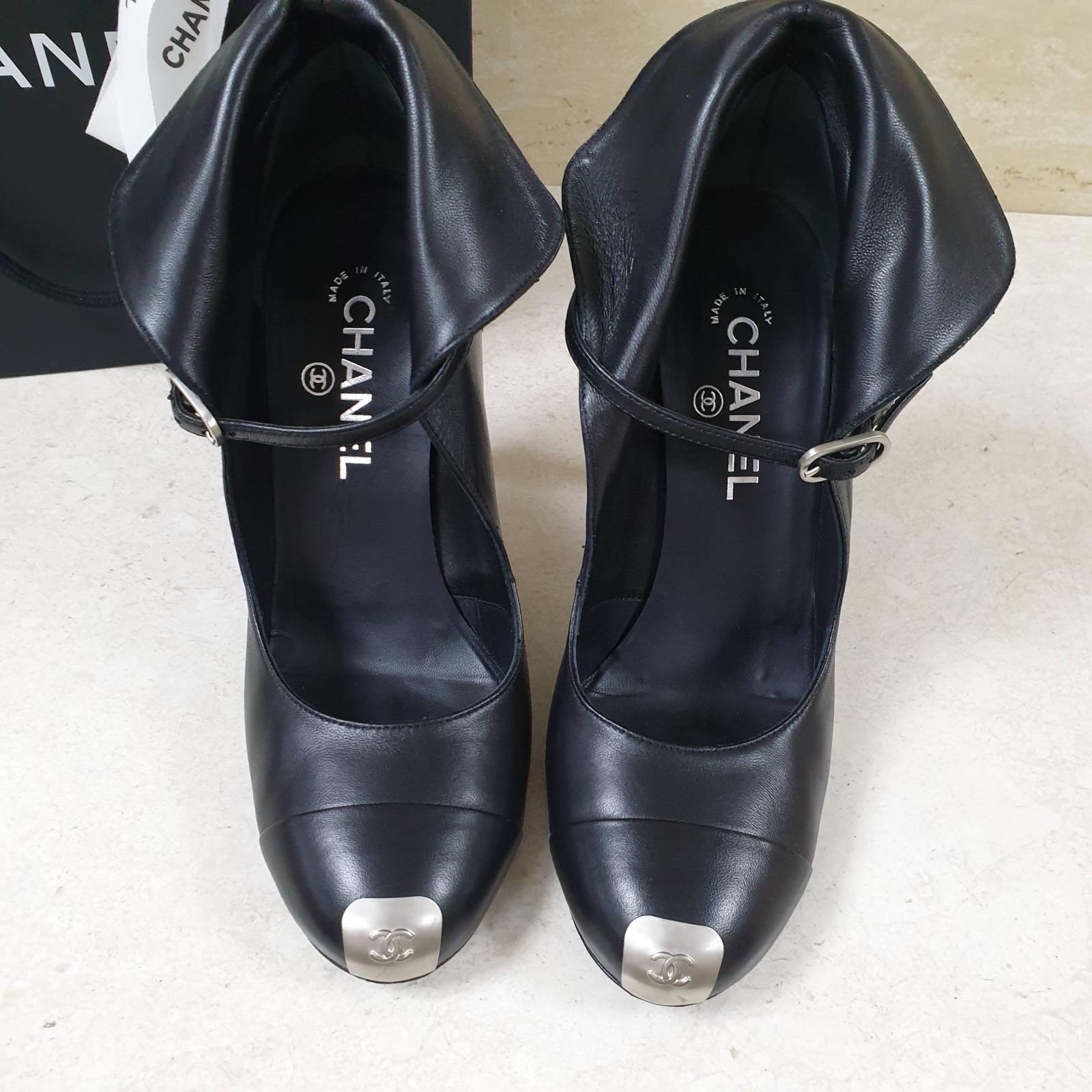 Chanel - Sandales en cuir noir avec logo CC en vente 2