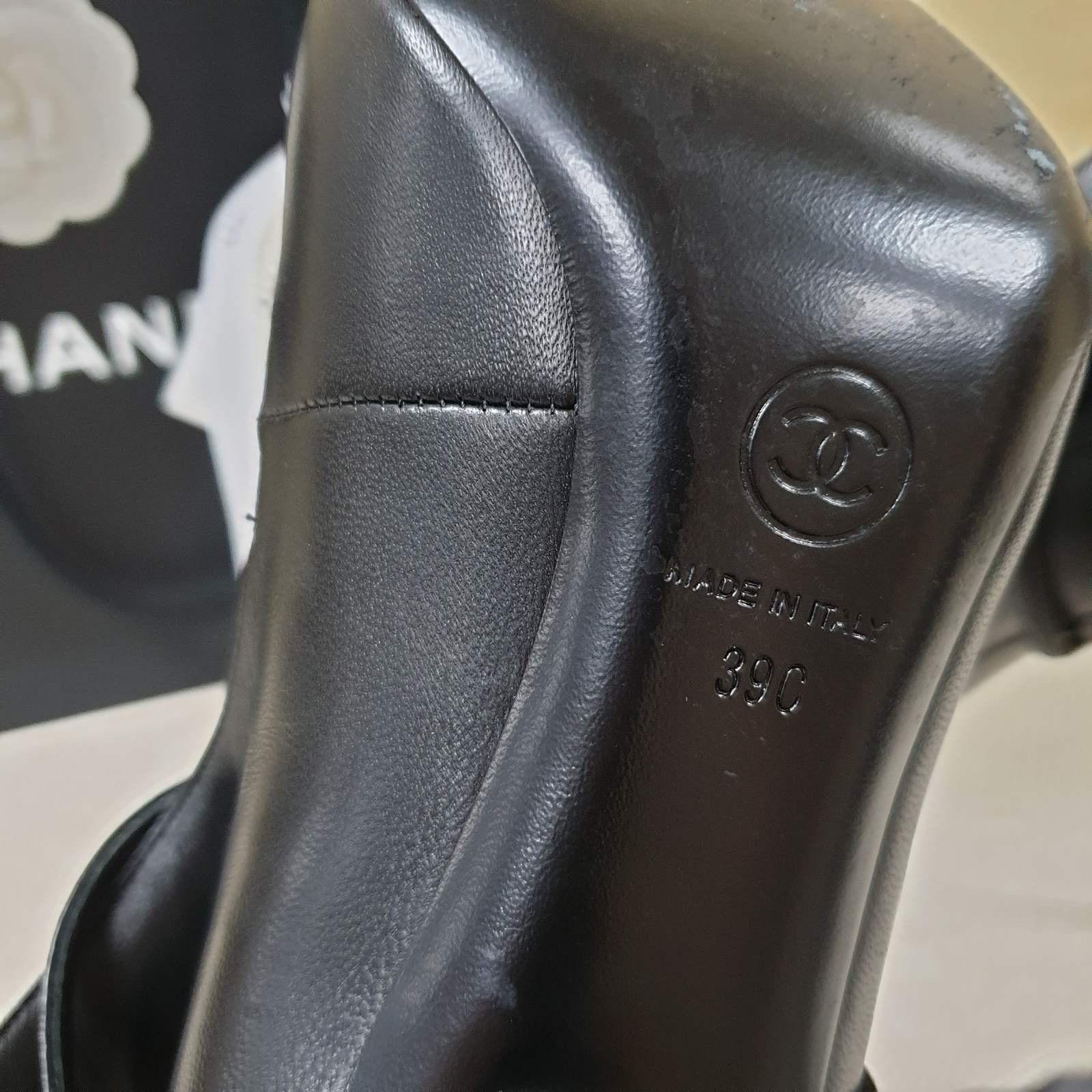 Chanel - Sandales en cuir noir avec logo CC en vente 4