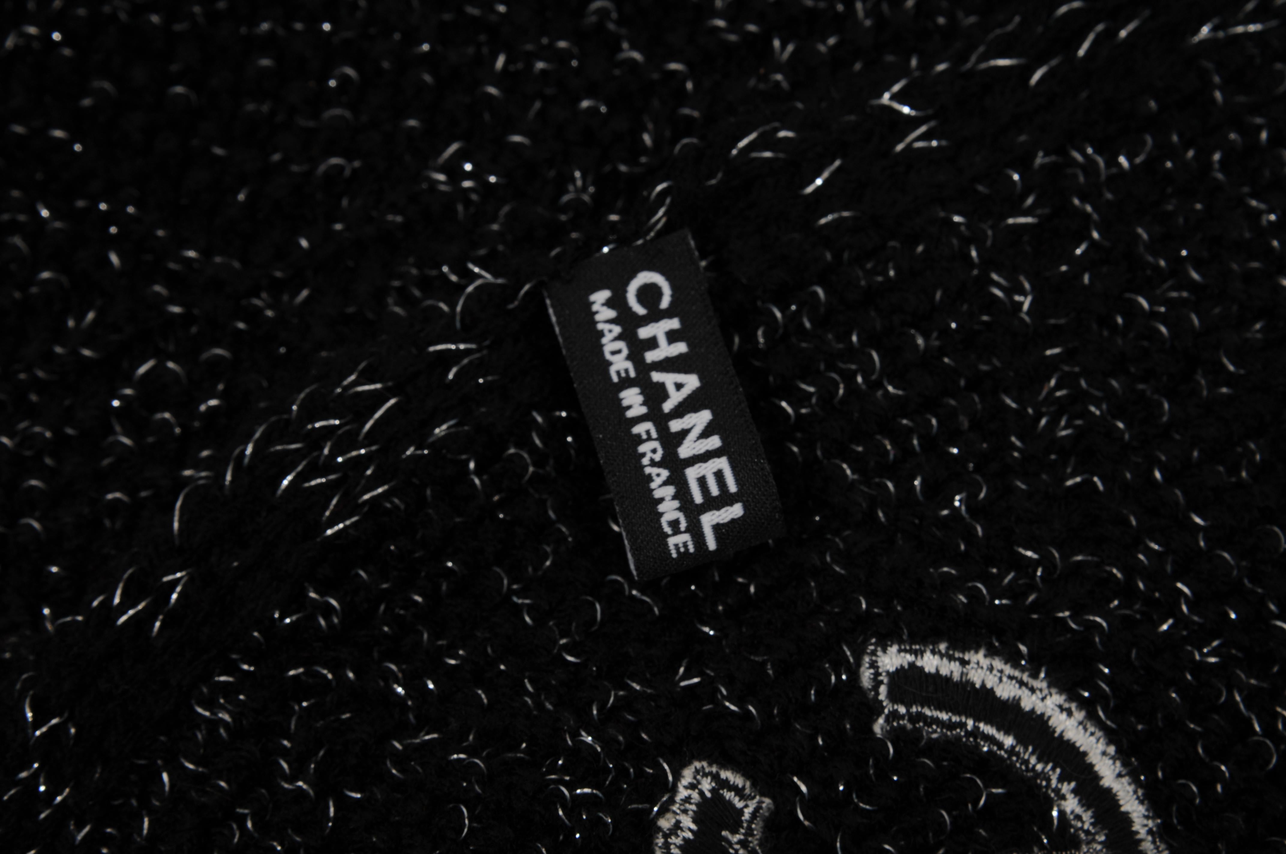 da uomo o donna Chanel CC Logo Nero Sciarpa Nero Argento Metallizzato Cashmere Scialle Copricollo in vendita