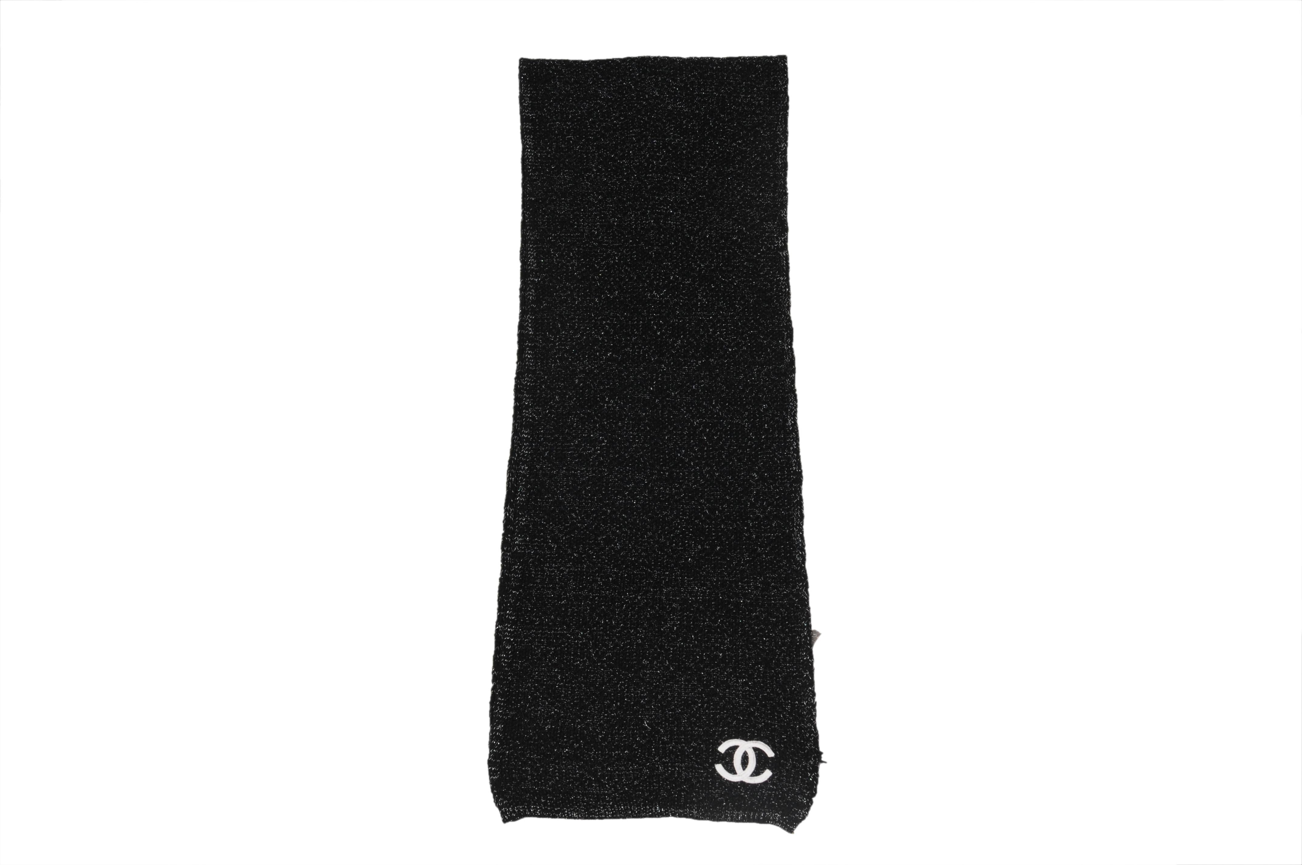 Chanel CC Logo Nero Sciarpa Nero Argento Metallizzato Cashmere Scialle Copricollo in vendita 1