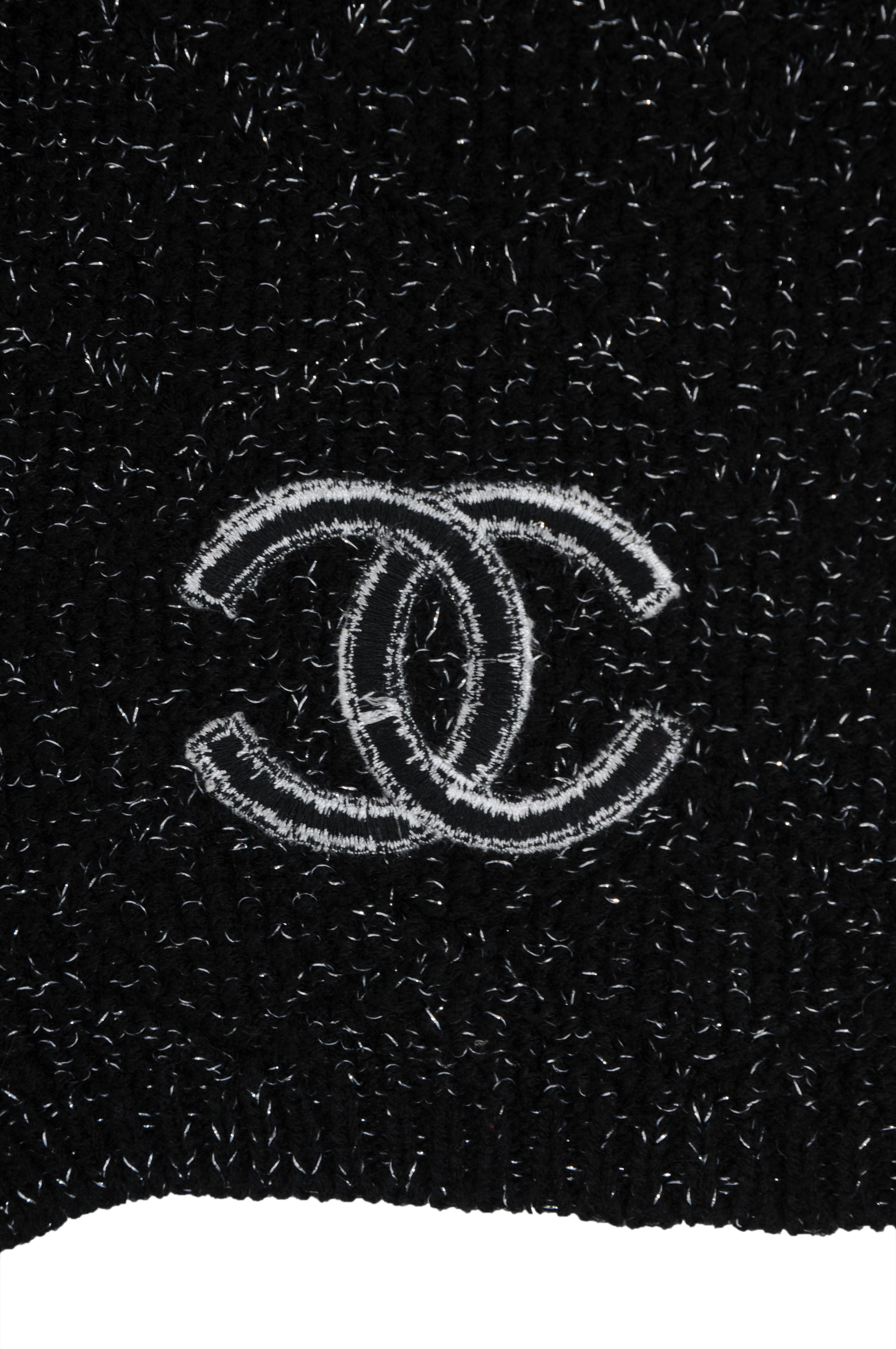 Chanel CC Logo Nero Sciarpa Nero Argento Metallizzato Cashmere Scialle Copricollo in vendita 2
