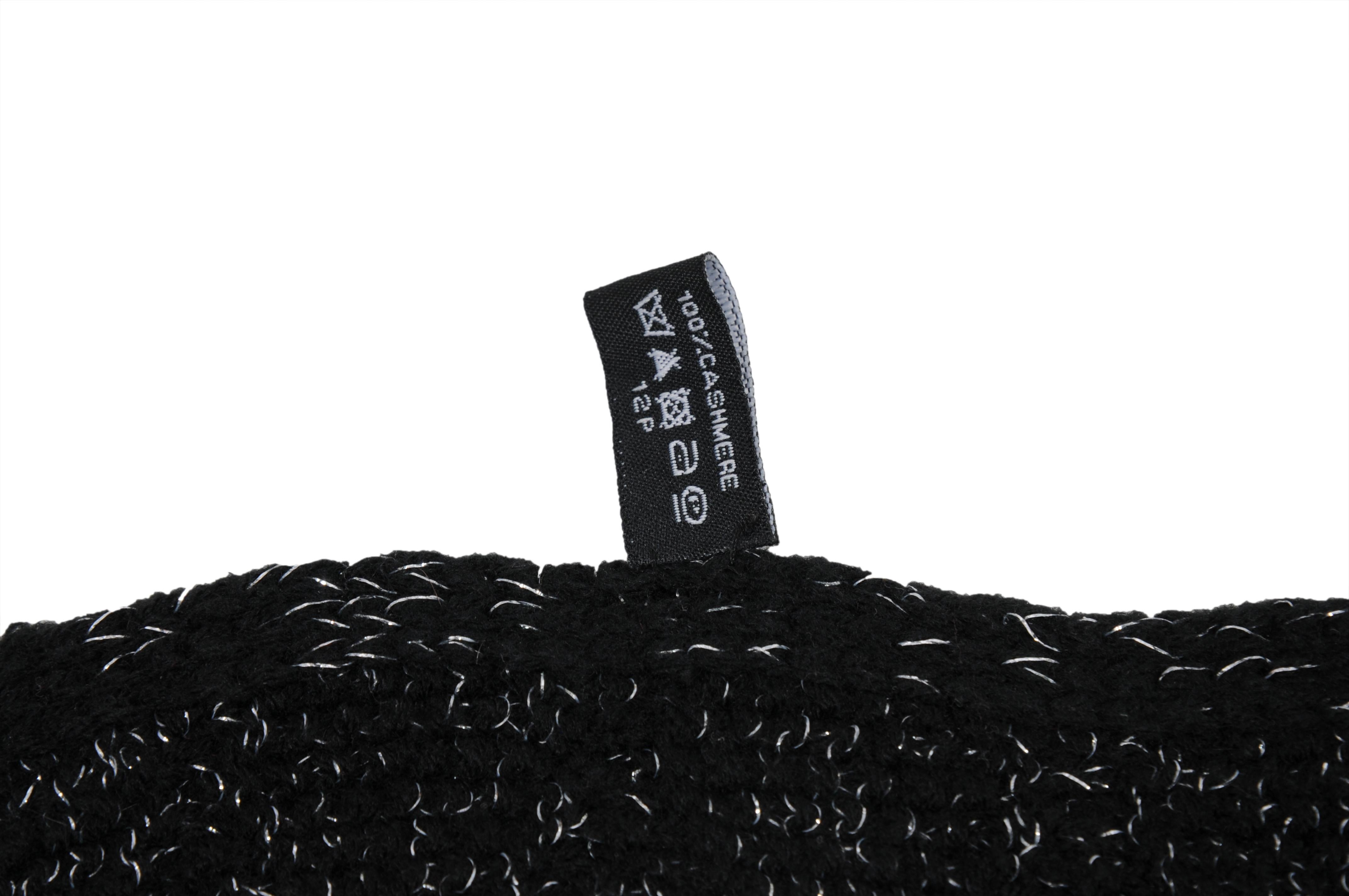 Chanel CC Logo Nero Sciarpa Nero Argento Metallizzato Cashmere Scialle Copricollo in vendita 3