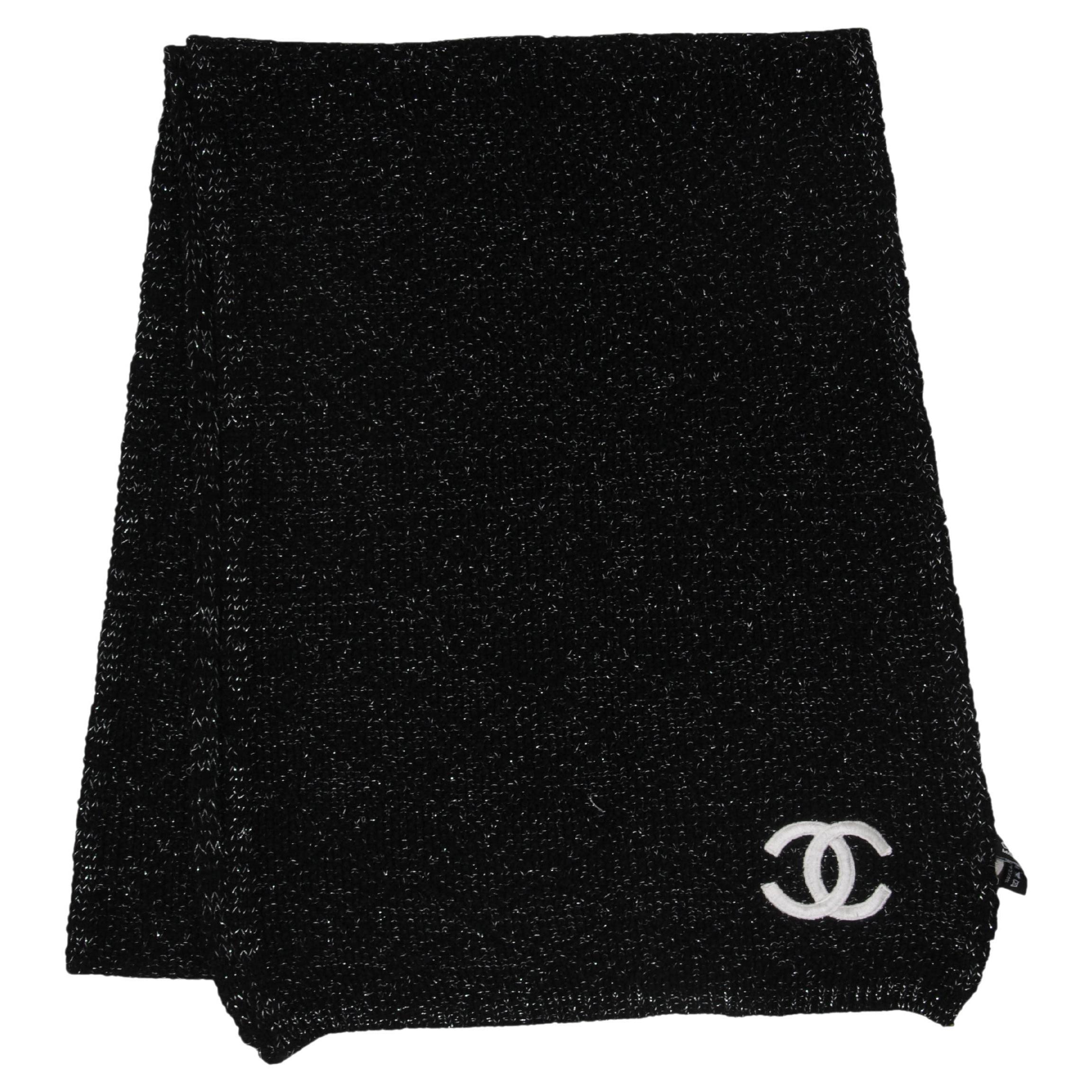 Chanel CC Logo Nero Sciarpa Nero Argento Metallizzato Cashmere Scialle Copricollo in vendita