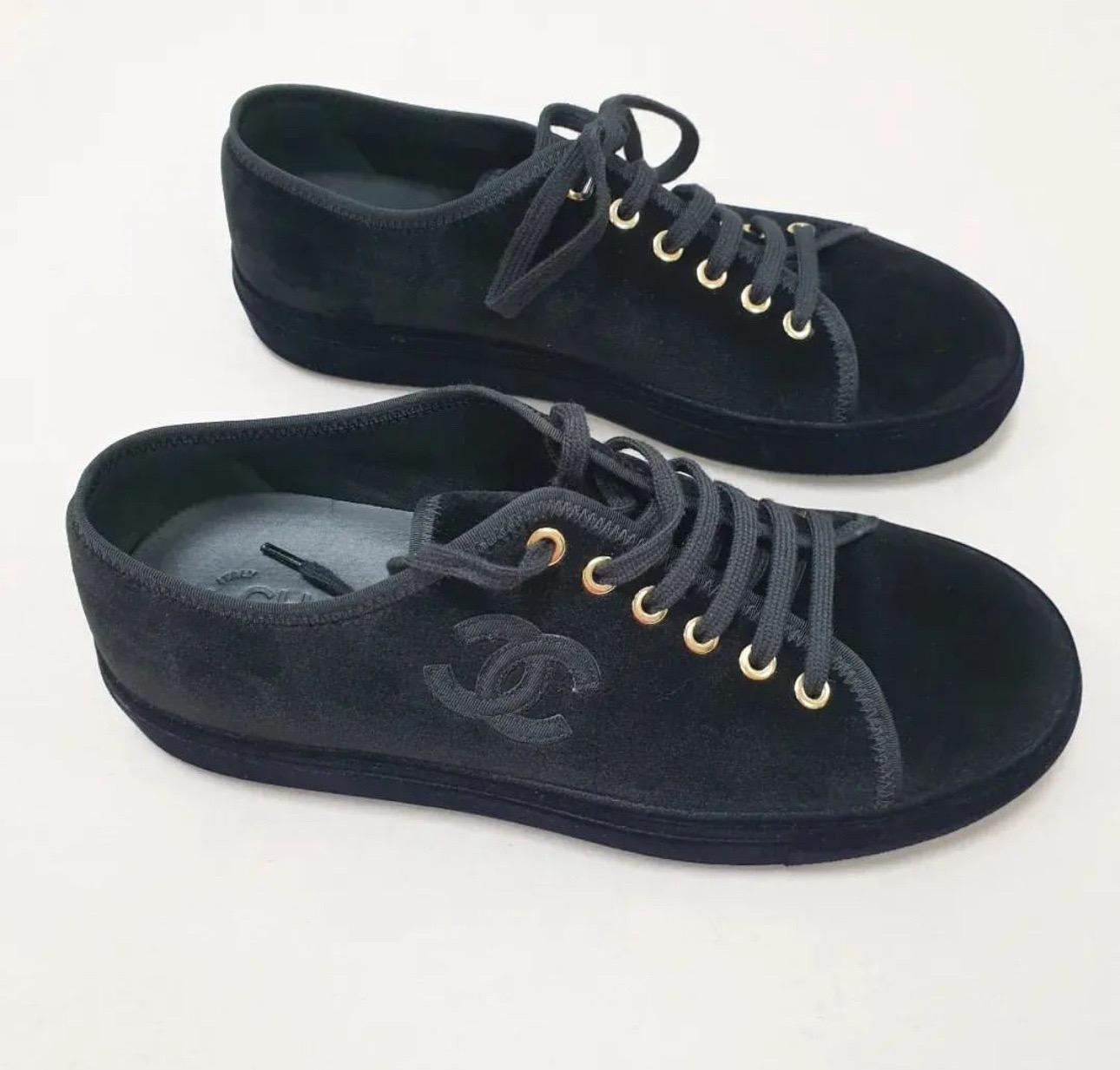  CHANEL CC Logo Black Velvet Lace Up Flat Sneakers Low Tops In New Condition In Krakow, PL