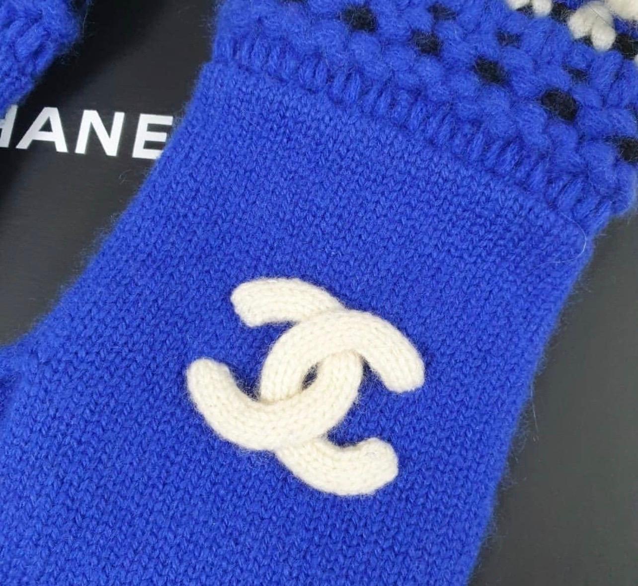 Chanel knitted gloves.
 100% cashmere. 
Excellent condition