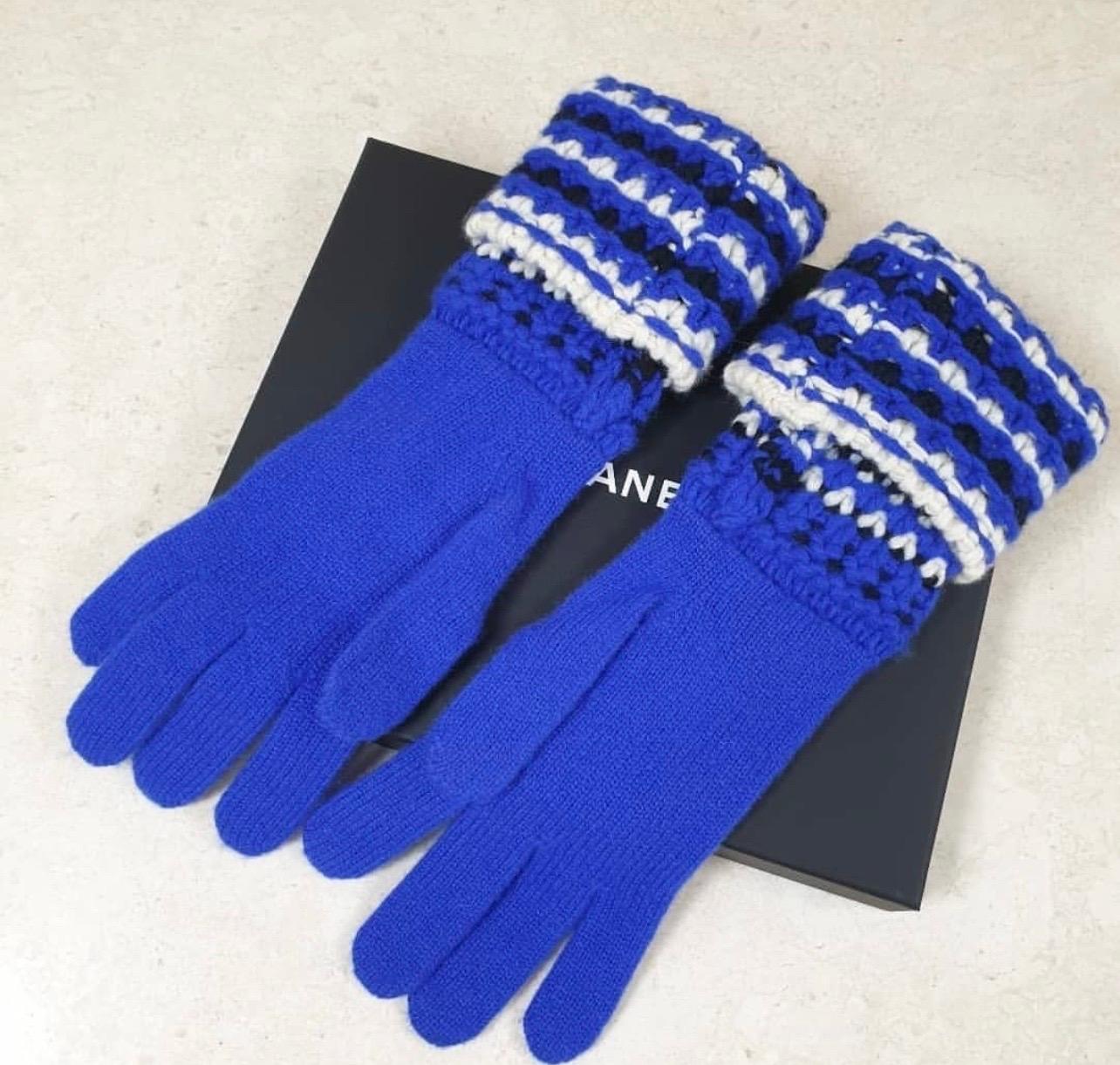 Chanel CC Logo Blue Cashmere Gloves In Excellent Condition In Krakow, PL