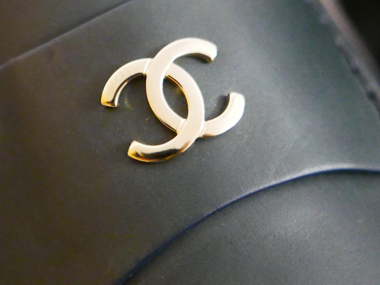 Chanel CC Logo Blaue Leder Pantoletten Moccasins mit Logo im Zustand „Hervorragend“ im Angebot in London, GB