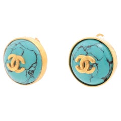 Orecchini a clip con logo Chanel CC in marmo blu