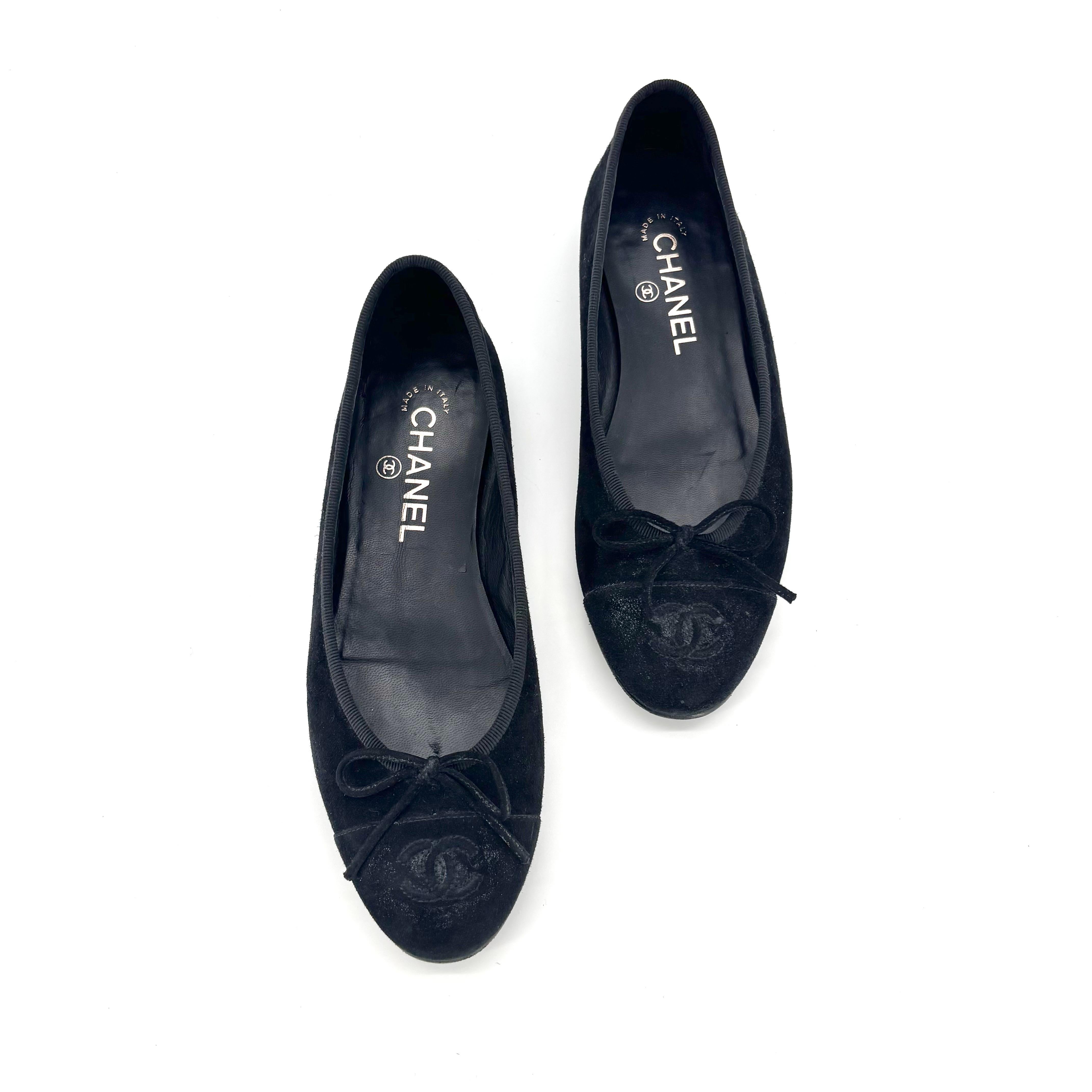 Chanel CC Logo Schleife Schwarz Wildleder Cap Toe Ballerina Flats 
G02819

Farbe Schwarz
Größe 37.5EU
.5in Absatzhöhe

Obermaterial Wildleder
Gesticktes CC-Detail ineinandergreifend 
Cap Toe Design mit Lackleder
Mit Grosgrain gefütterte