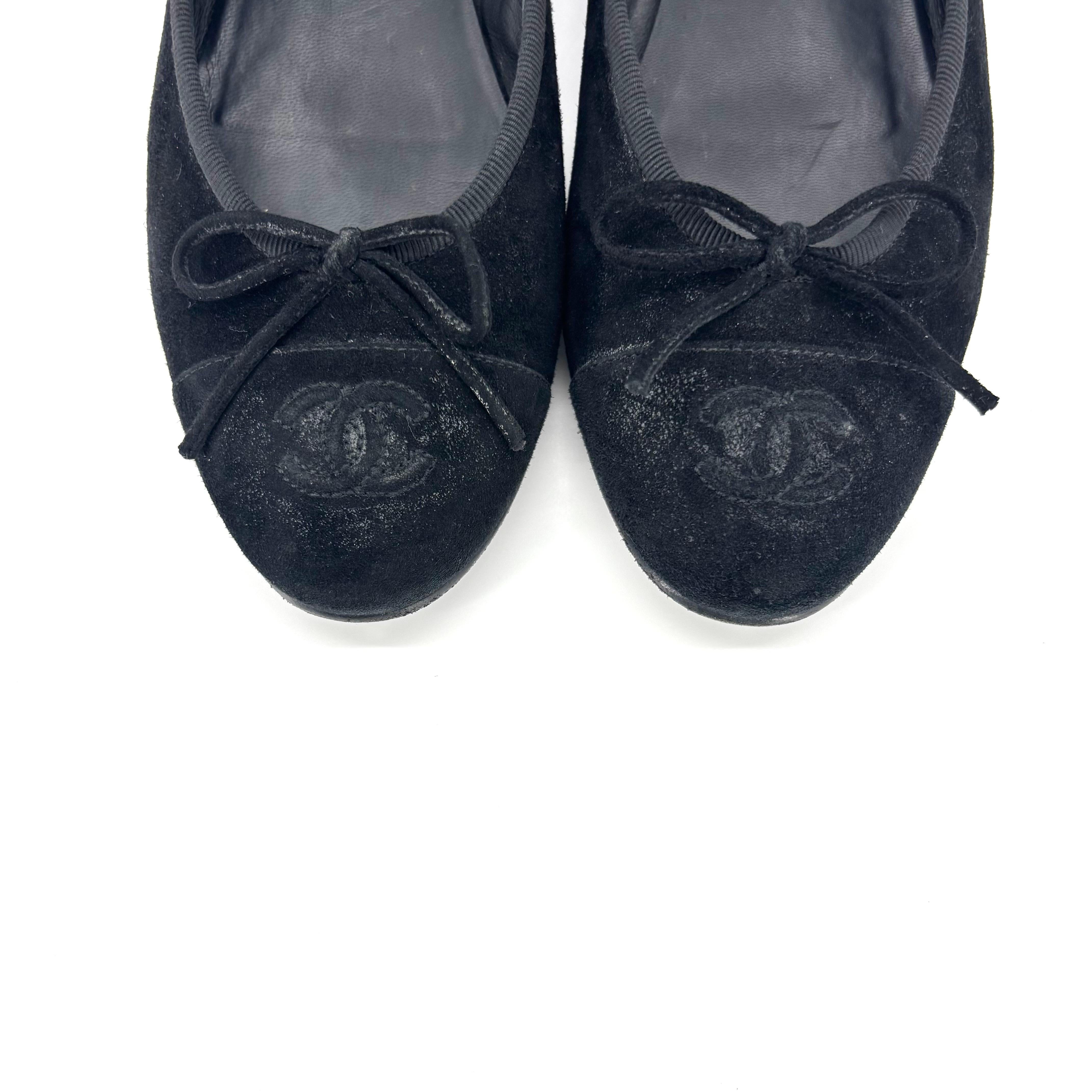 Chanel CC Logo Bow Schwarz Wildleder Cap Toe Ballerina Flats 37.5 im Zustand „Gut“ im Angebot in Mechanicsville, VA