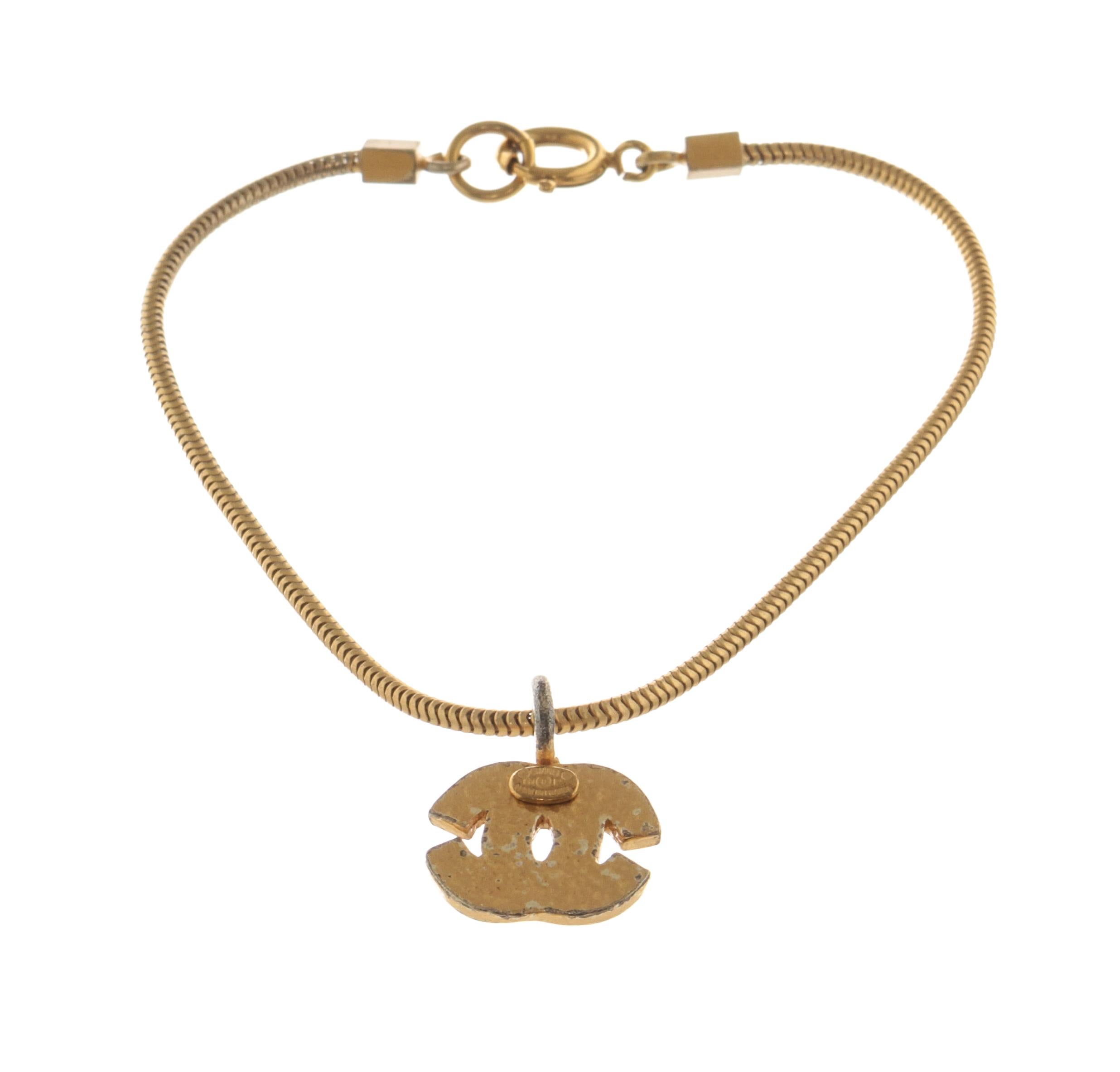 Chanel CC Logo Bracelet with a logo metal pendant. Made in France.

770024MSC