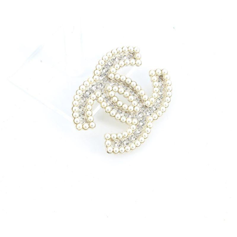 Chanel 2010's Doppel CC Logo Brosche

Hervorragender Zustand, fast keine Gebrauchs- oder Abnutzungsspuren
Weiße Kunstperlen, Strass und Metallbeschläge in Campagne
Verpackung : Opulence vintage Staubbeutel und Schachtel

Zusätzliche