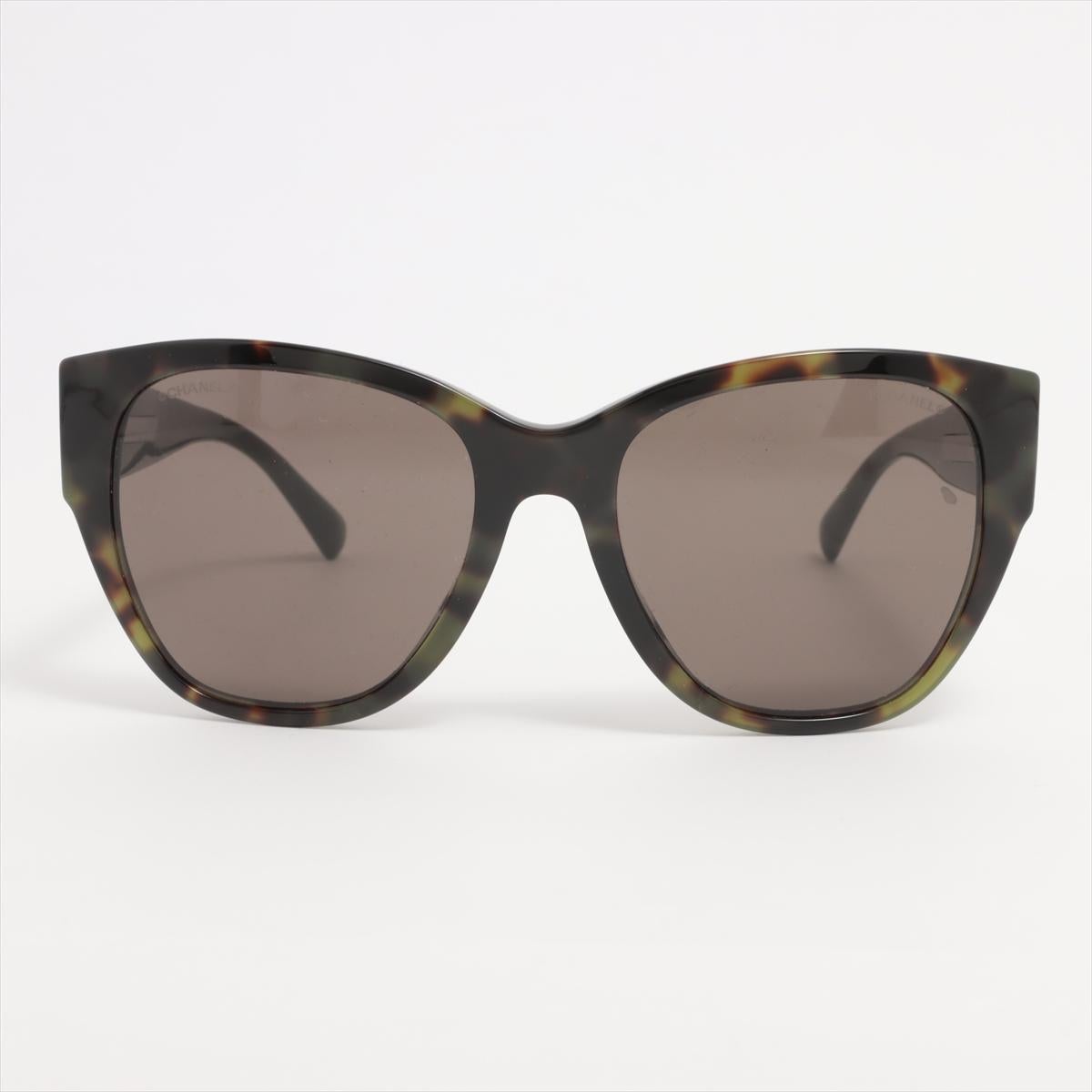 Die Chanel CC Logo Brown Tortoise Shell Acetate Sunglasses ist eine glamouröse und raffinierte Brillenwahl, die klassisches Design und moderne Anziehungskraft nahtlos miteinander verbindet. Die aus hochwertigem Schildpatt-Acetat gefertigte Fassung