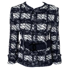 Giacca in tweed intrecciato nero con fibbia con logo CC di Chanel, taglia 38 FR