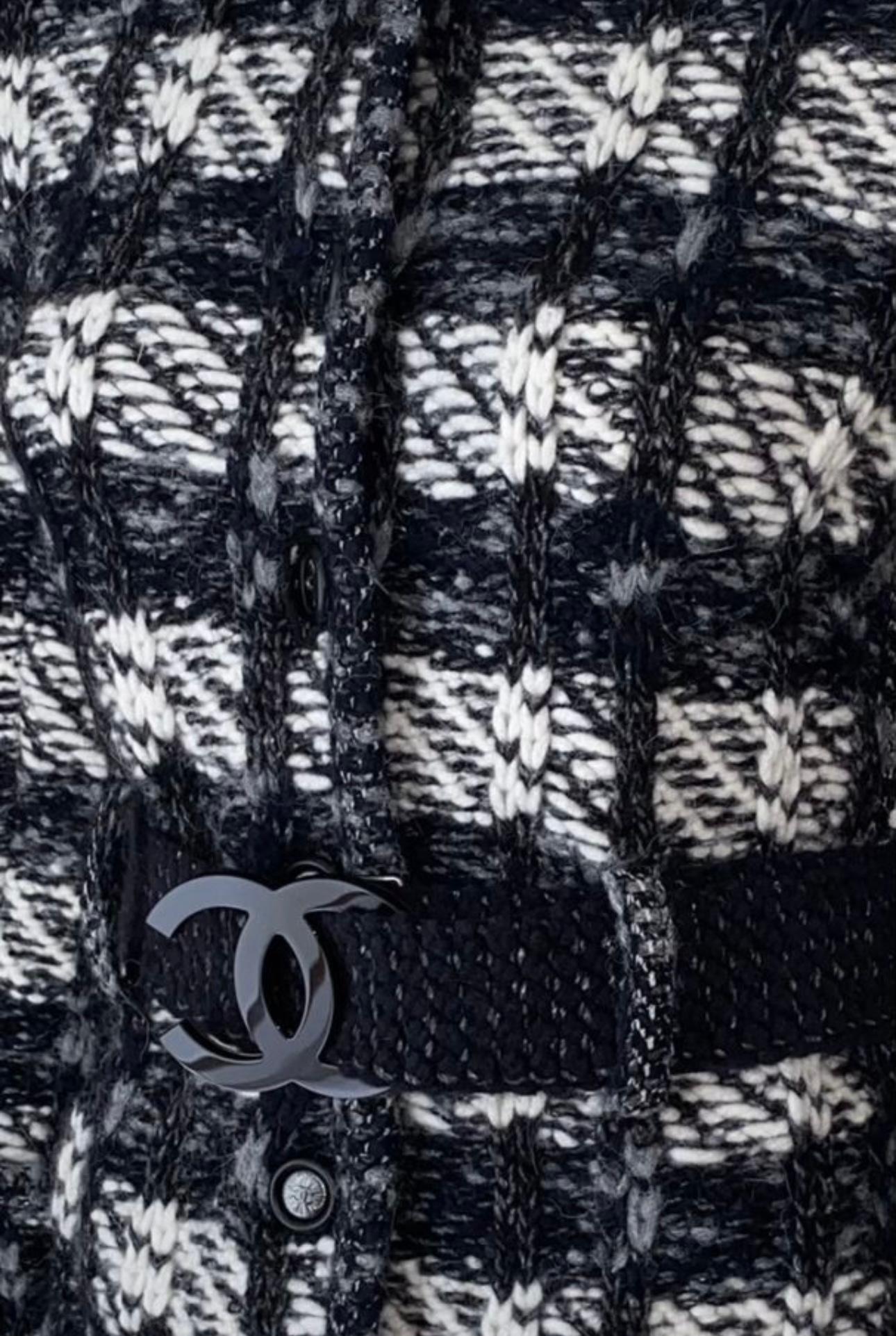 Veste noire Chanel avec ceinture à boucle logo CC.
Fermeture frontale par boutons avec logo CC
Taille 38 FR. Conservé sans avoir été porté, état d'un objet neuf.