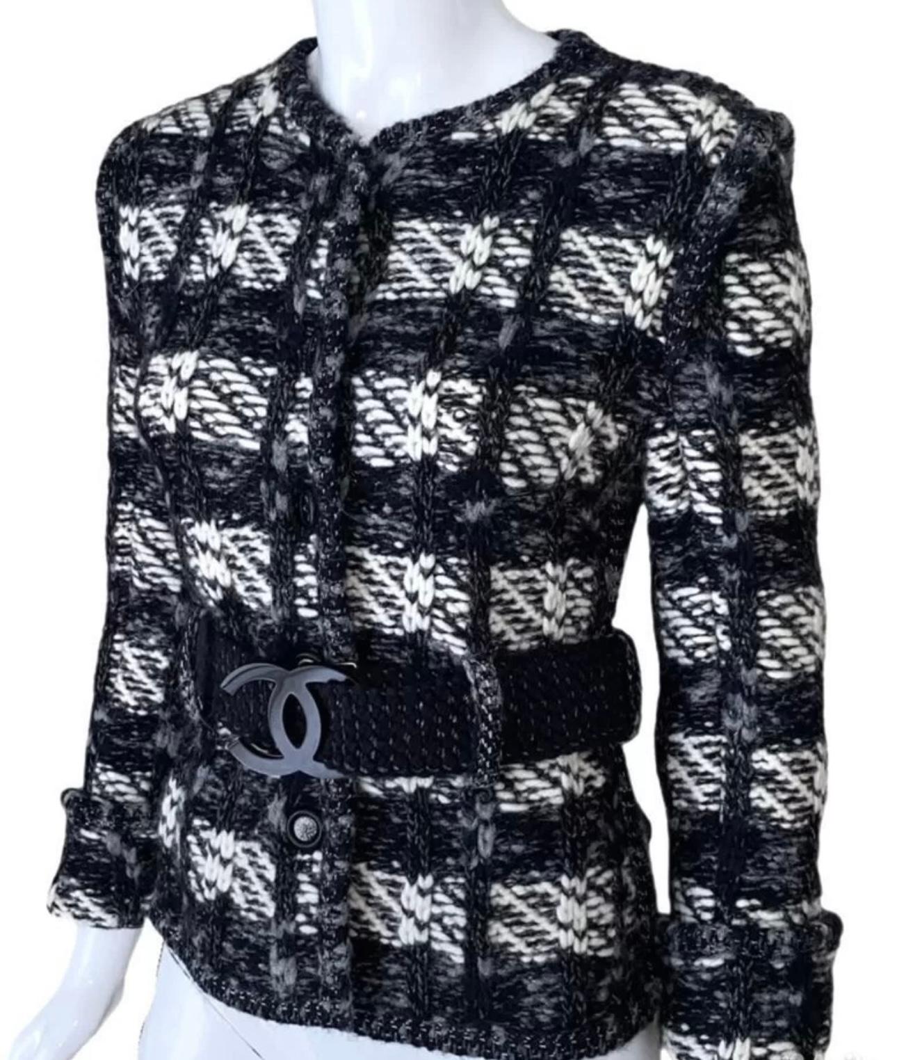 Chanel CC Logo-Schnalle Schwarze gewebte Tweed-Jacke mit Schnalle im Zustand „Hervorragend“ in Dubai, AE