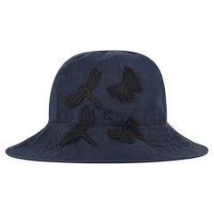 Sombrero de algodón adornado con el logotipo Chanel 'CC' y una mariposa