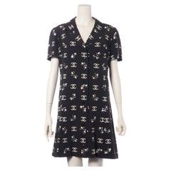 Chanel CC Logo Schmetterlingsdruck Kleid mit Knopfleiste Schwarz