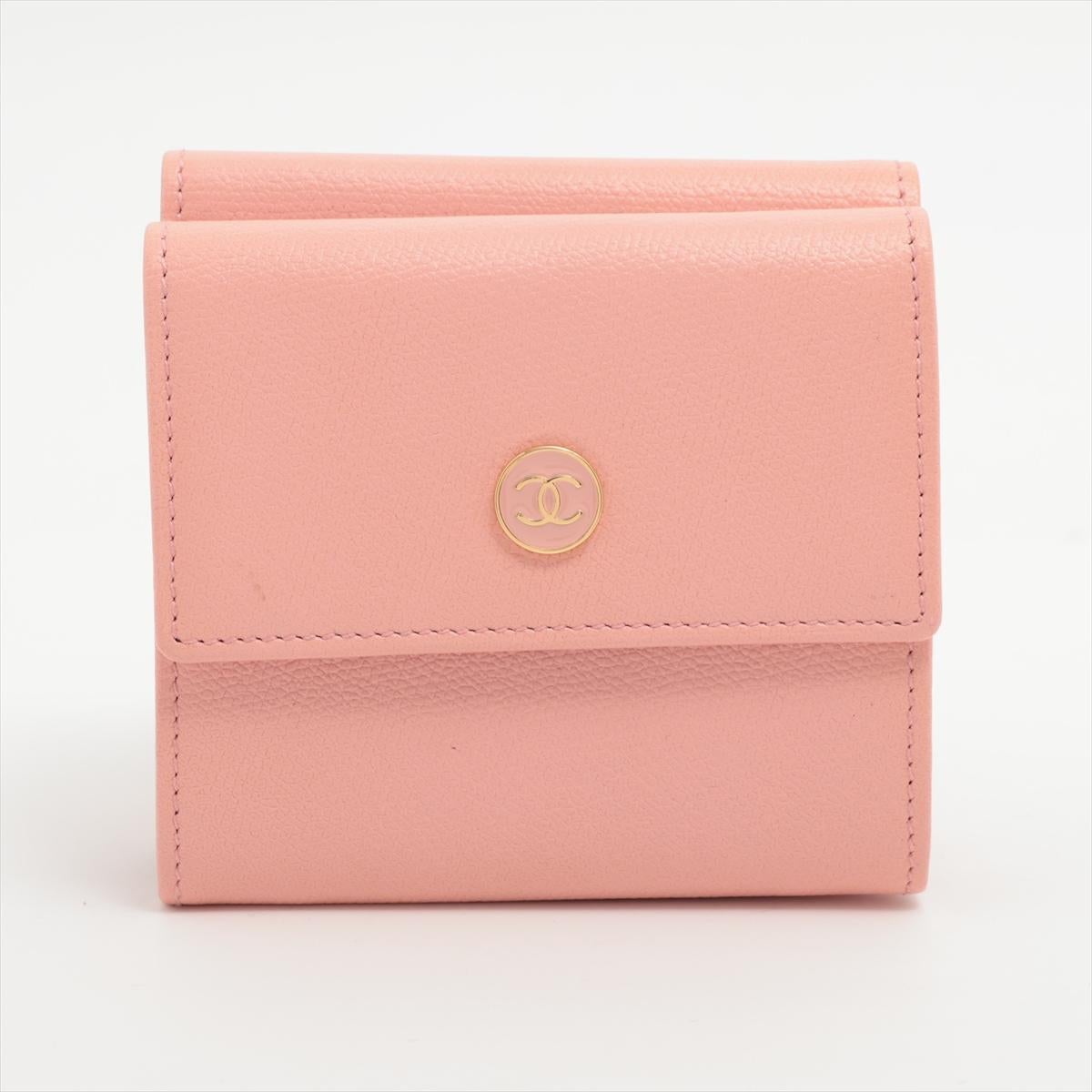 Die Chanel CC Logo Button Compact Wallet in Pink ist ein charmantes und elegantes Accessoire, das kultiges Design mit einem verspielten Touch verbindet. Das kompakte Portemonnaie, das mit Präzision und Liebe zum Detail gefertigt wurde, ist in einem